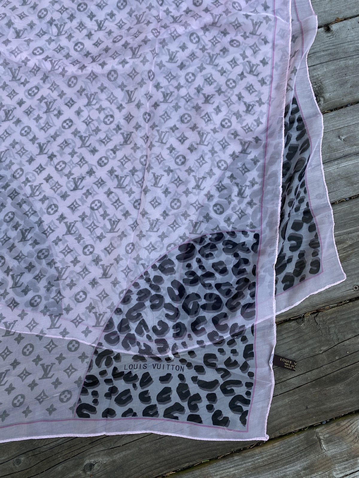 Louis Vuitton Pink 100% Silk Louis Vuitton Monogram Scarf Size ONE SIZE - 17 Thumbnail