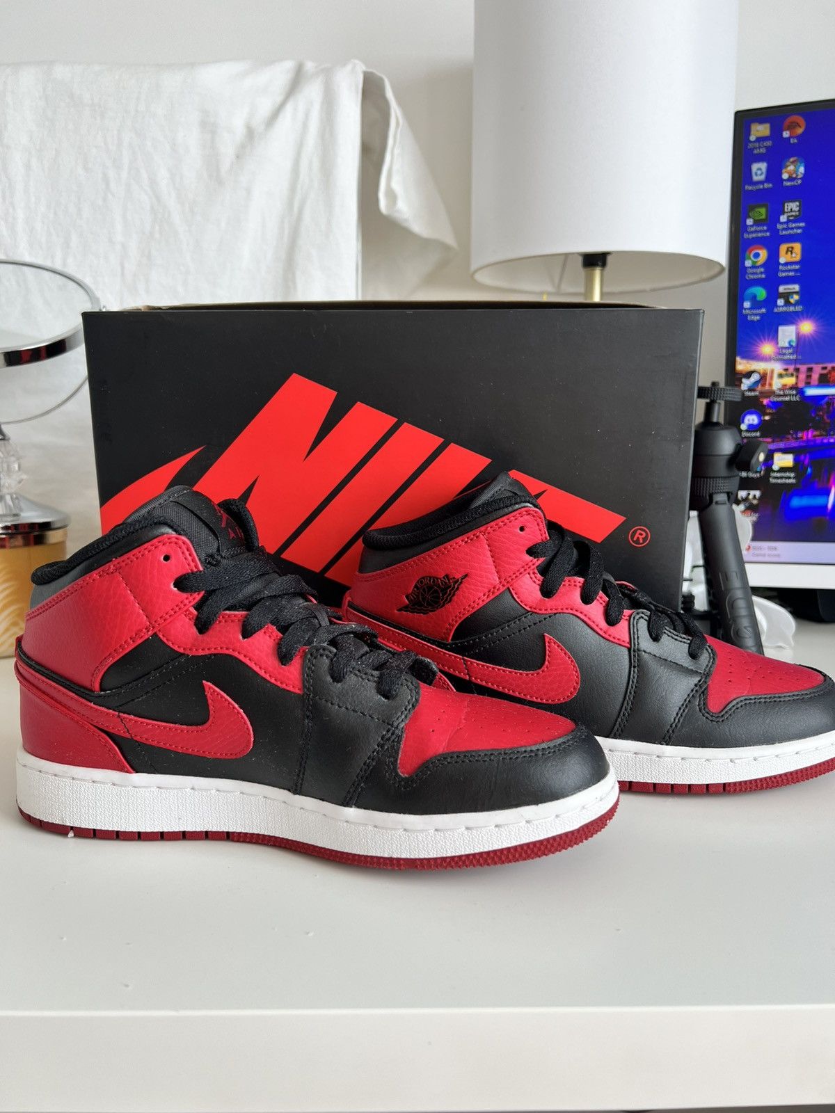 Jordan Brand × Nike 2020 Air Jordan 1 Mid GS 'Banned' Size US 5.5 / EU 38 - 3 Thumbnail