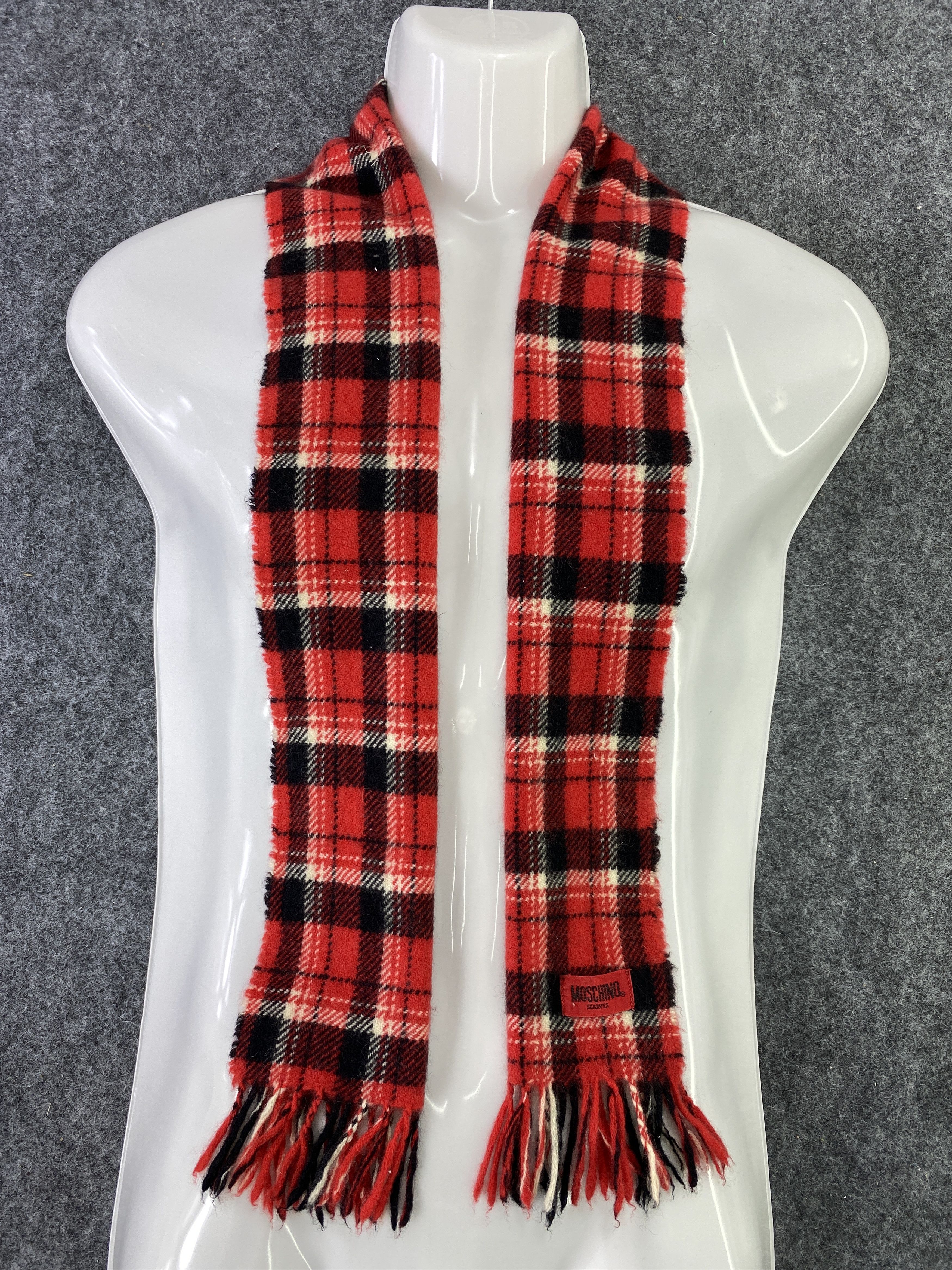 Moschino Scarf / Muffler / Neckwear -T373