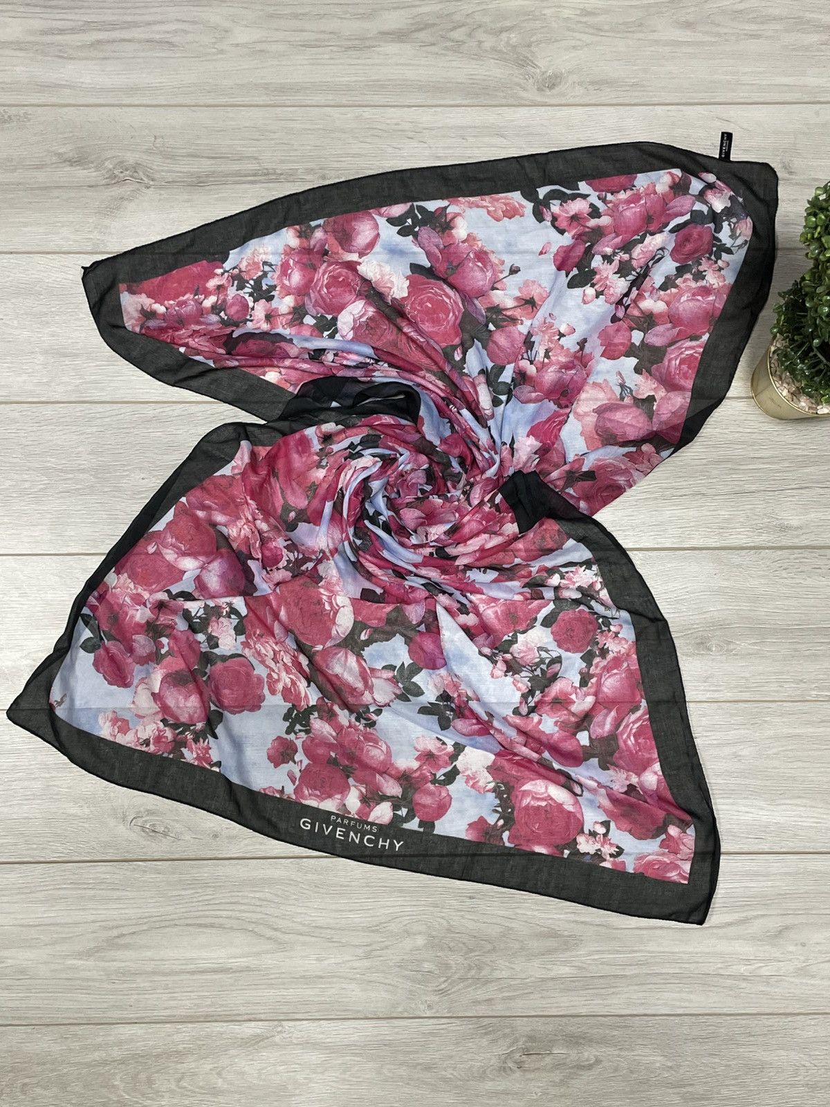 Givenchy Givenchy all over print floral flowers rare big scarf Size ONE SIZE - 1 Thumbnail