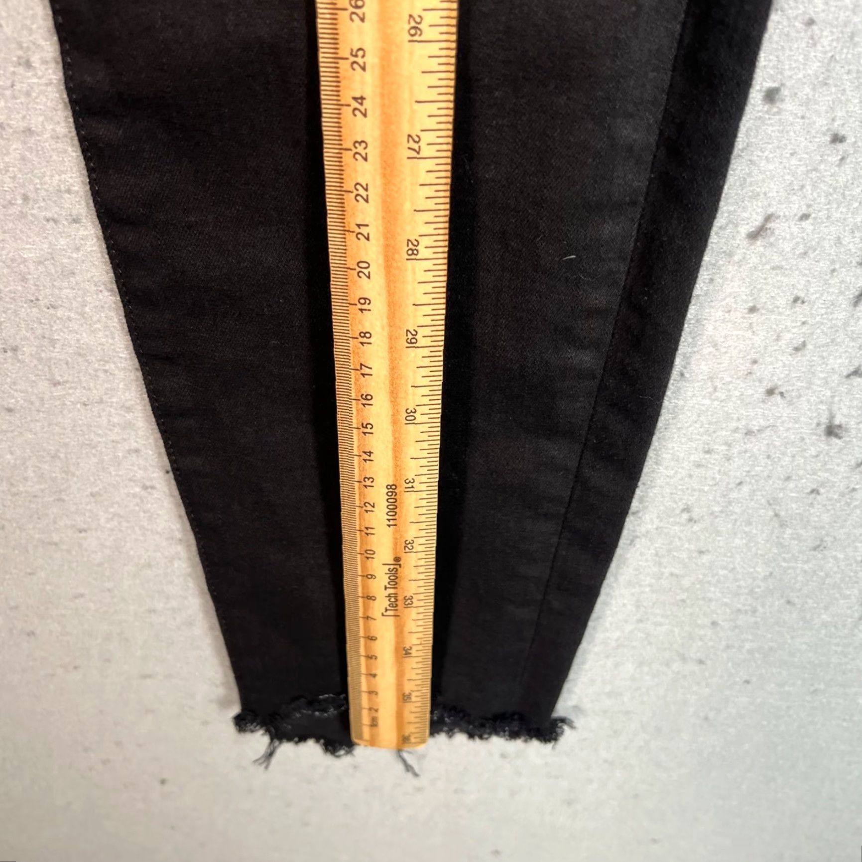 Frame VINTAGE FRAME Le High Skinny Jeans Womens Size 25 Black Denim Frayed Hem Jeans Skinny Womens 25 Black FRAME Womens Size 42" / US 20 - 7 Thumbnail