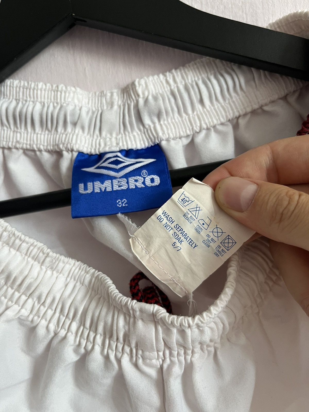 Vintage Vintage Umbro 1996/1998 Manchester United Football Shorts Size US 32 / EU 48 - 8 Thumbnail