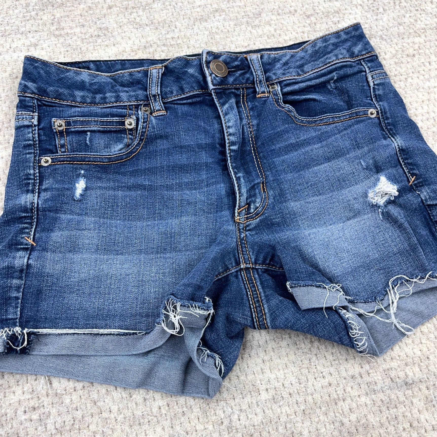 American Eagle Outfitters American Eagle Shorts Women 6 High Rise Cut Off Shortie Cuffed Dark Jean Jorts Size 28" / US 6 / IT 42 - 4 Thumbnail