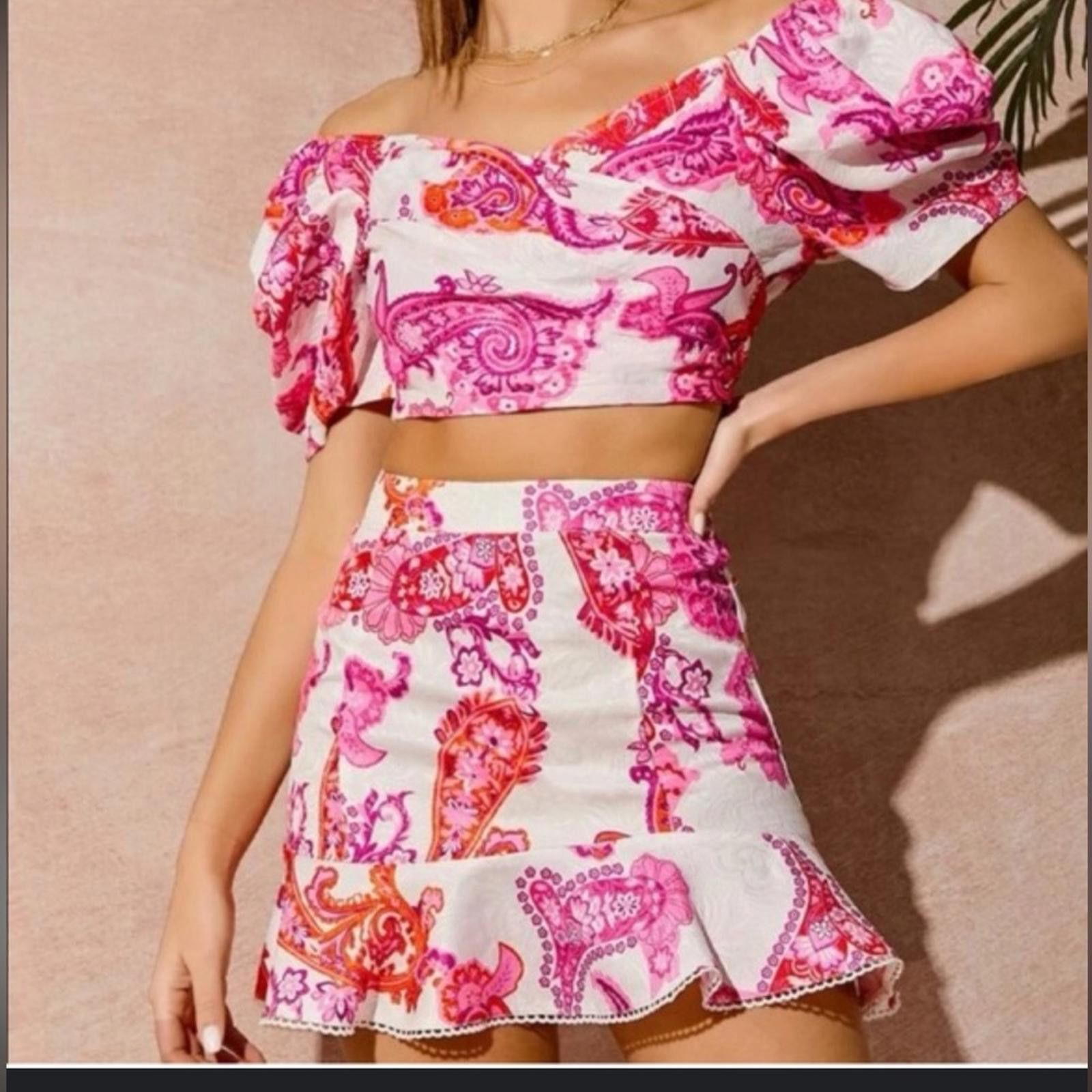 Shein SHEIN XS NWOT Pink and White Paisley Crop Top OFF SHOULDER Size XS / US 0-2 / IT 36-38 - 1 Thumbnail
