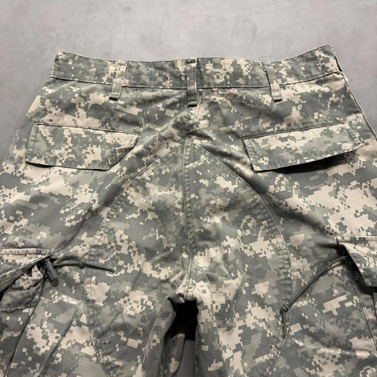 Vintage Crazy Vintage Y2K/2000s Baggy Camo Skater Grunge Military Cargo Pants! Size US 33 - 7 Thumbnail