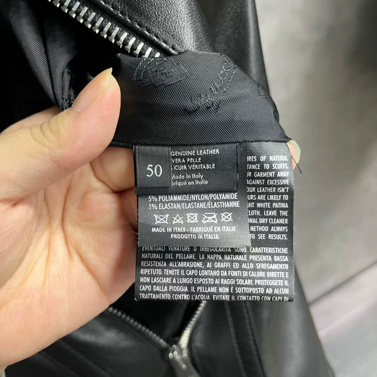 Gucci Gucci's latest black striped zippered long-sleeved jacket. Size US M / EU 48-50 / 2 - 5 Thumbnail