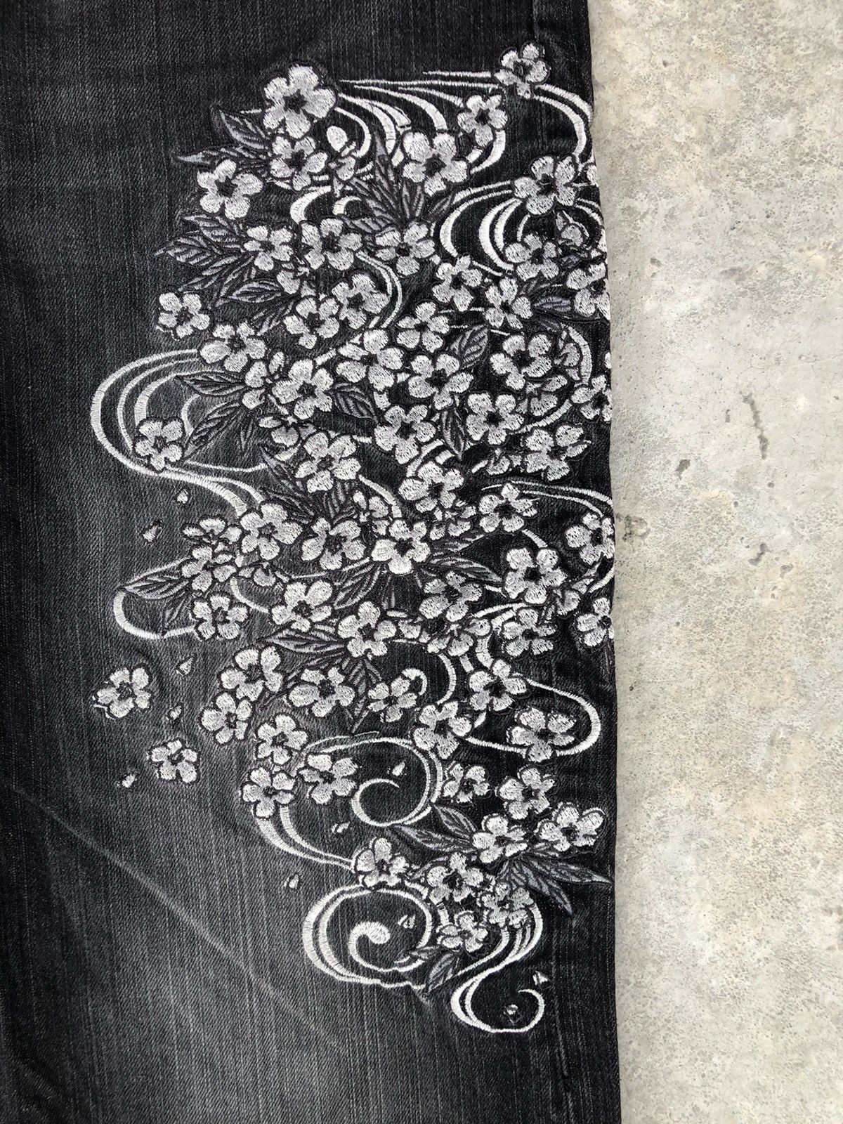 Japanese Brand Japanese Fish Koi Embroidered Jeans Distressed Multipocket Size US 33 - 13 Thumbnail