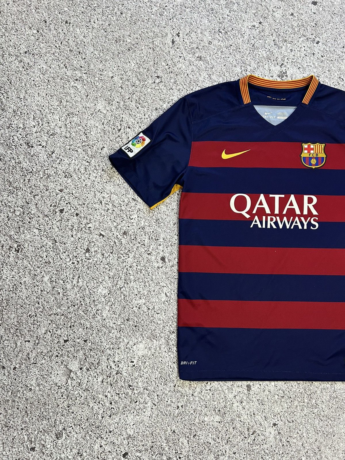 Nike Rare Nike FC Barcelona Suarez 2015 2016 Home Soccer Jersey Size US L / EU 52-54 / 3 - 4 Thumbnail