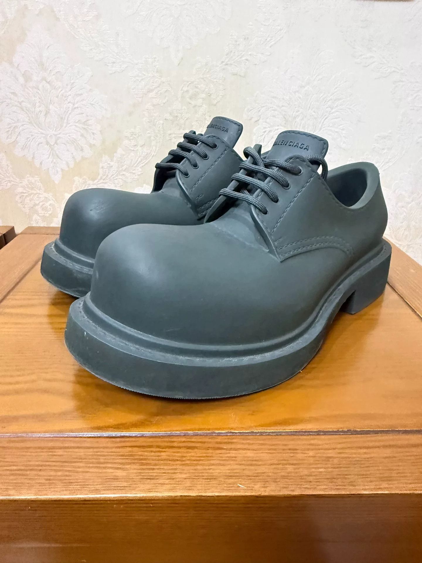 Balenciaga Balenciaga Orange Lowtop Sneakers 8 Men Size US 8 / EU 41 - 1 Thumbnail