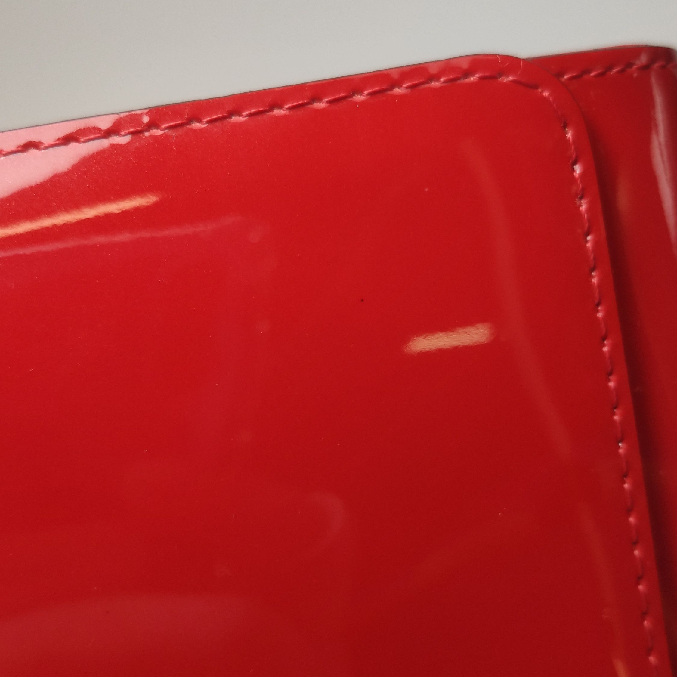 Louis Vuitton Louis Vuitton (LV) Louise Ew patent leather solid LV logo c Size ONE SIZE - 9 Thumbnail