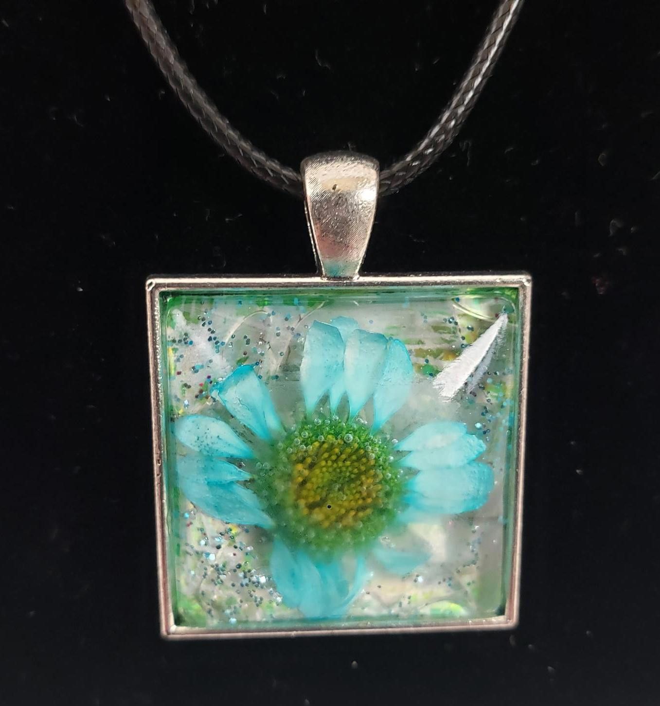 Designer Stunning Floral Resin Pendant Necklace Size ONE SIZE - 1 Thumbnail