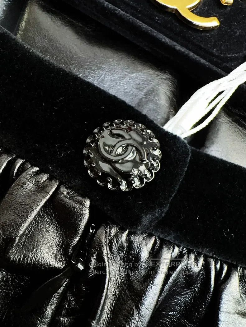 Chanel Chanel 22b black flower bud small leather skirt Size 24" / US 00 / IT 34 - 4 Thumbnail