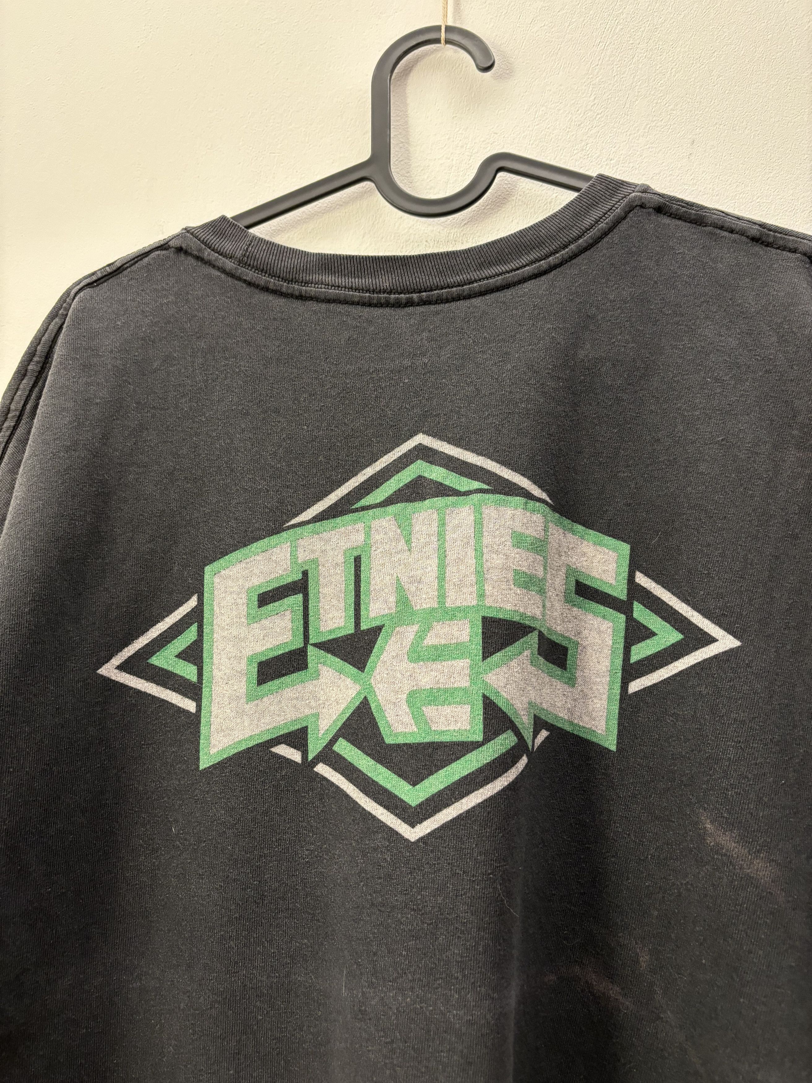 Etnies × Vintage Vintage 00s Etnies Faded Big Print Logo Tee Size US XL / EU 56 / 4 - 7 Thumbnail