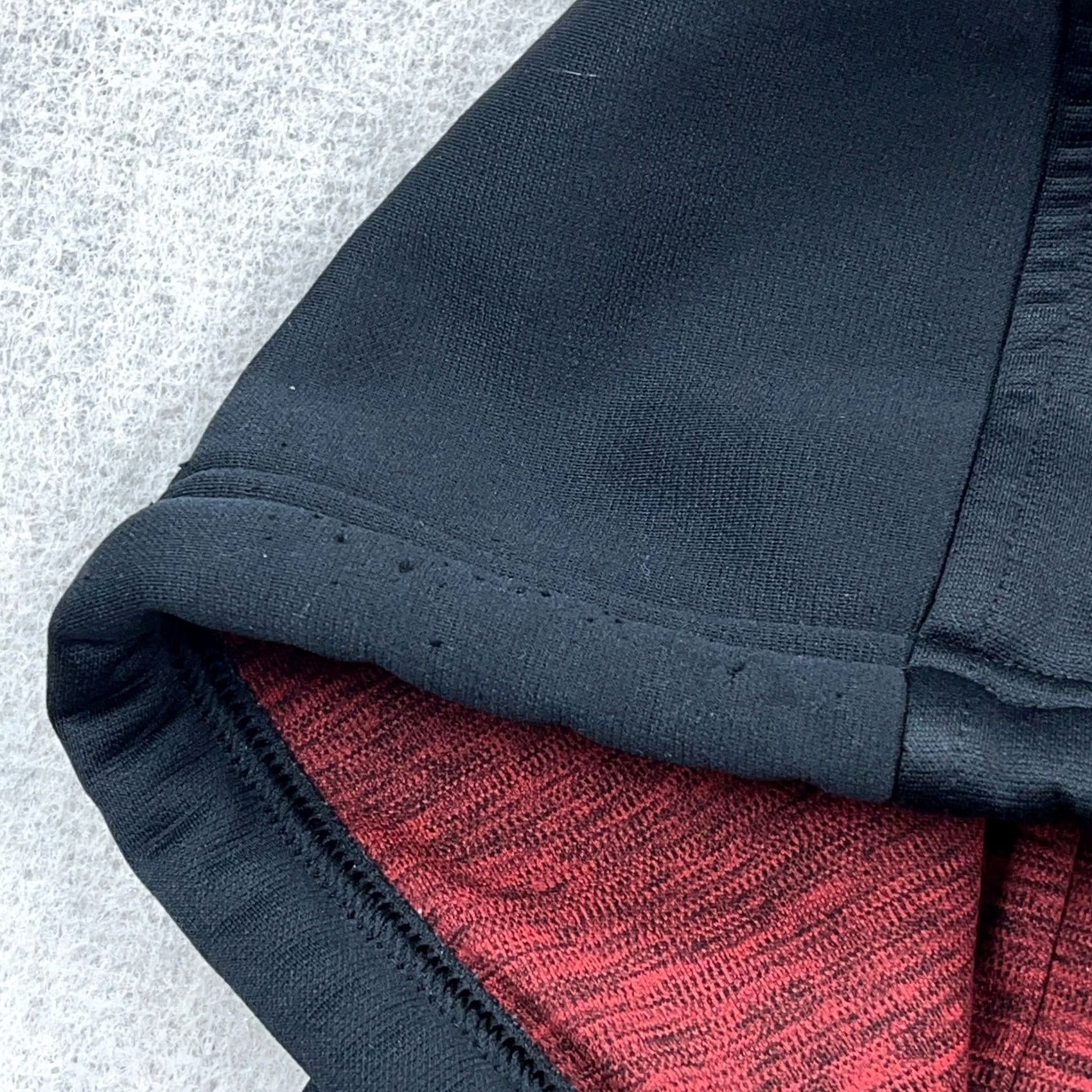 Under Armour Under Armour Hoodie Men XL Black Red Sweatshirt Pullover Logo Active Sports Modern Jacket Sleeves Long Sleeves Pockets Regular Fit Size US XL / EU 56 / 4 - 4 Thumbnail