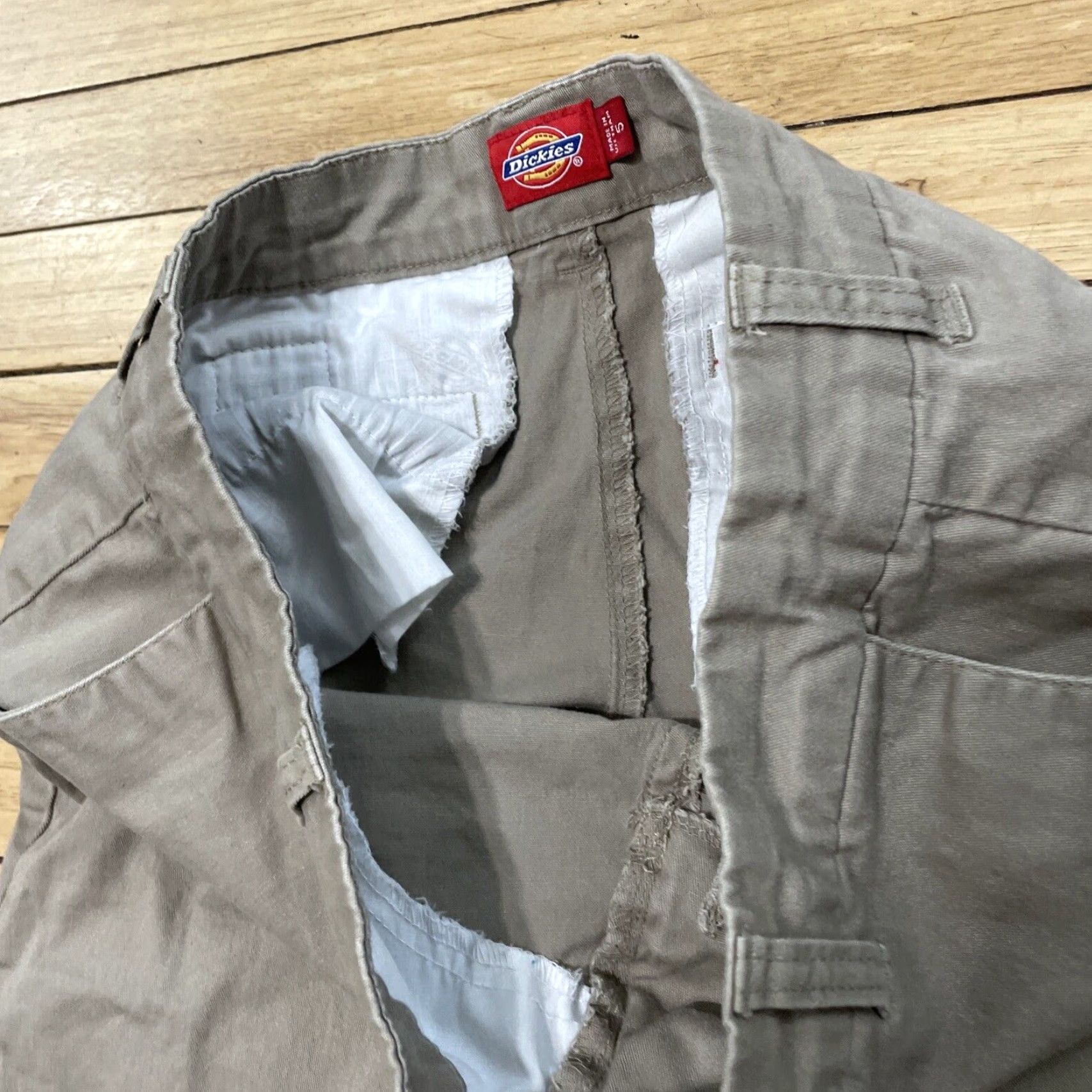 Dickies DICKIES Shorts Beige Classic Preppy Y2k Skate School Bermuda Chino 30 in Size 5 Women's Bermuda 30 Beige Dickies Shorts Size 27" / US 4 / IT 40 - 5 Thumbnail