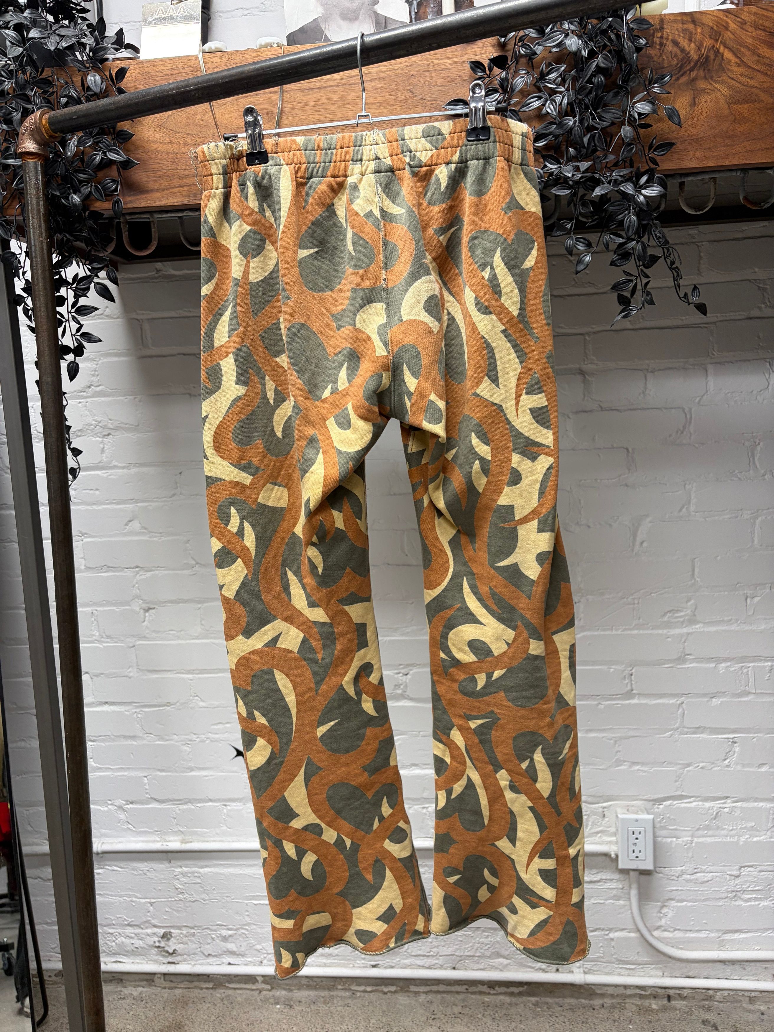 Number (N)ine AW2004 Number (N)ine ‘Crying Hearts’ Tribal Print Sweatpants Size US 28 / EU 44 - 4 Thumbnail