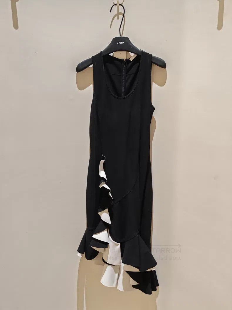 Givenchy Givenchy Black and White Flower Skirt Size S / US 4 / IT 40 - 1 Thumbnail