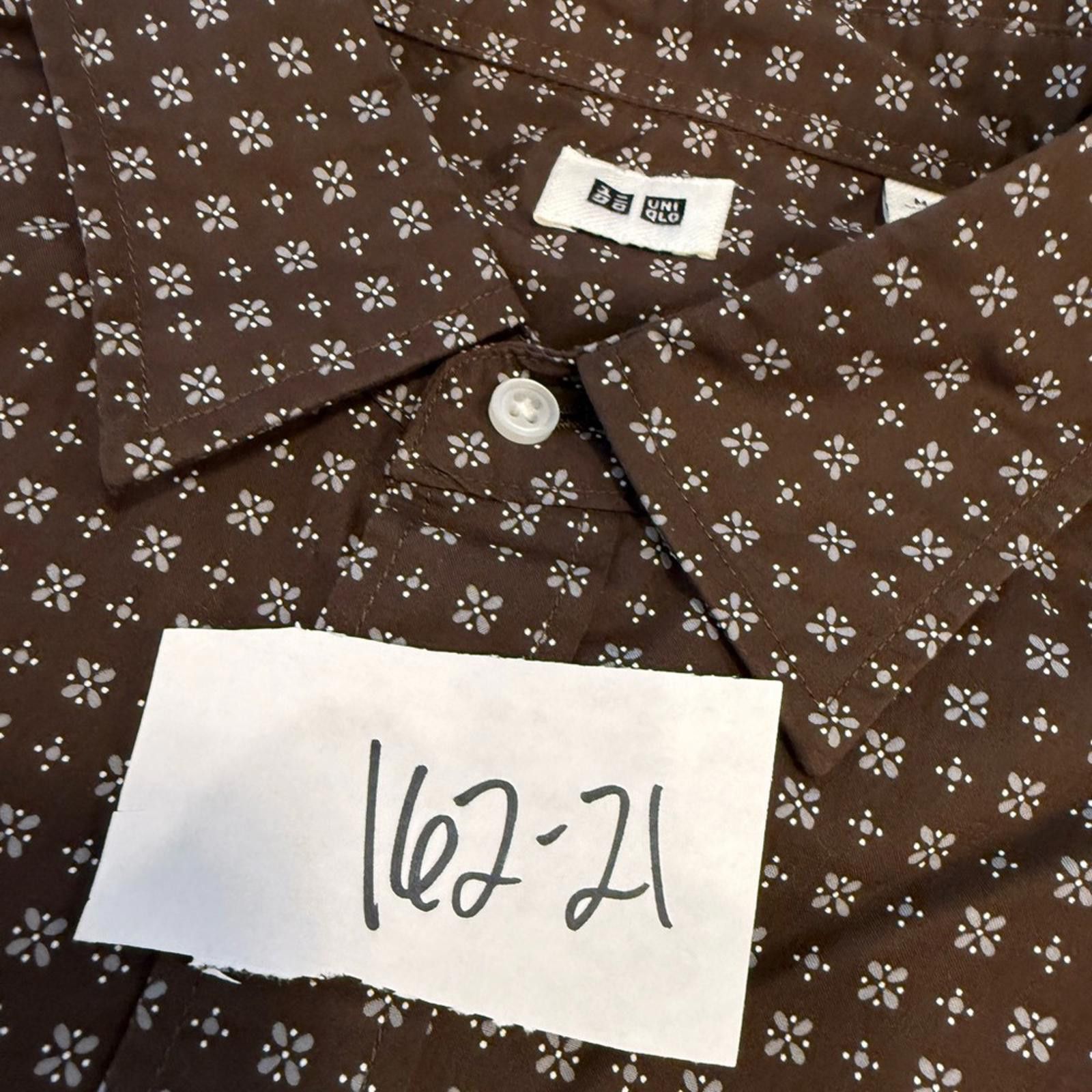 Uniqlo Uniqlo brown button up shirt blue white floral pattern SZ M Size US M / EU 48-50 / 2 - 10 Thumbnail