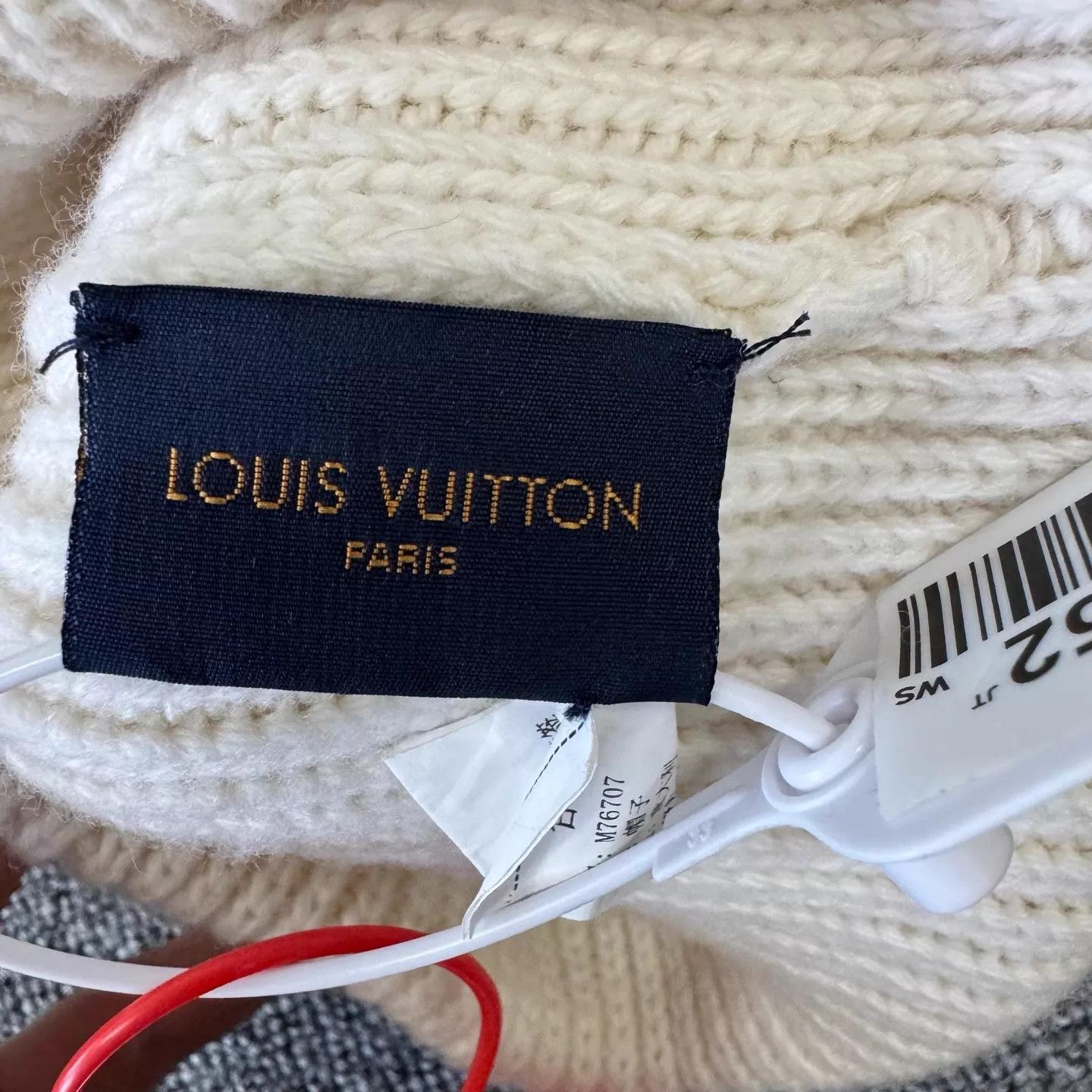 Louis Vuitton LV white monogram leather patch knit beanie 99 new Size ONE SIZE - 4 Thumbnail
