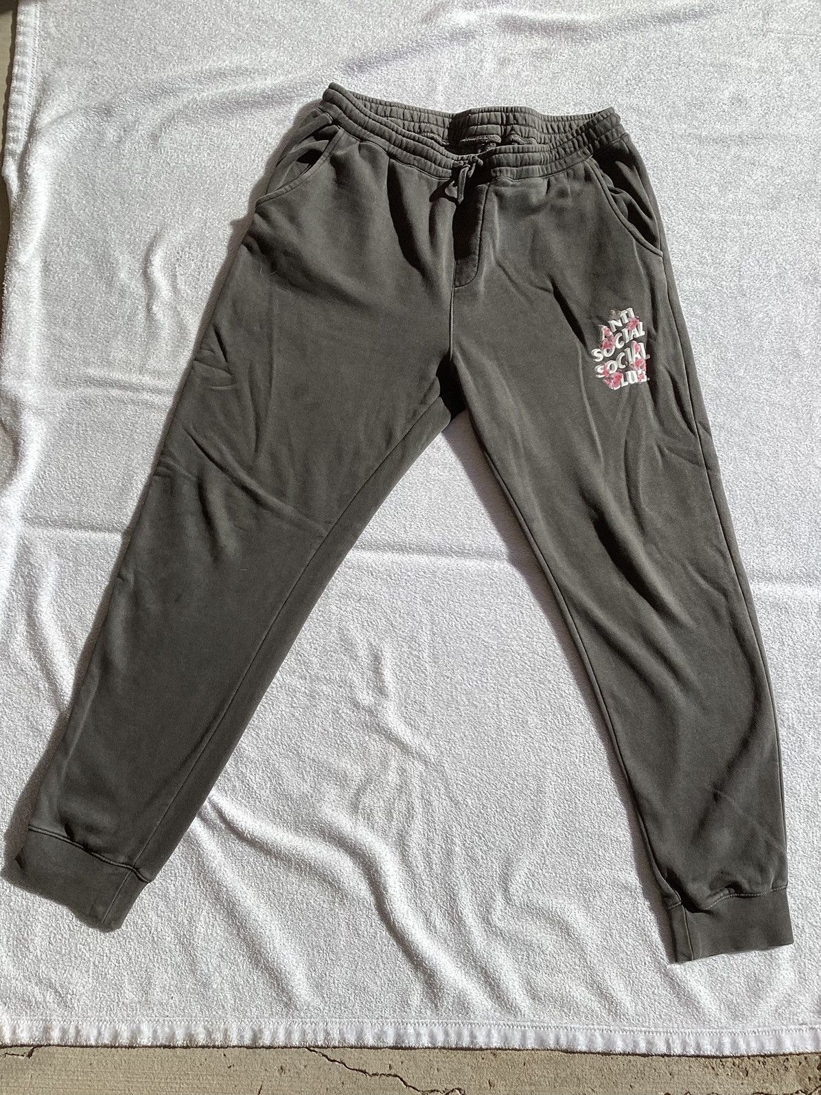 Anti Social Social Club Antisocial social social club kkoch floral rose sweatpants Size US 34 / EU 50 - 1 Thumbnail