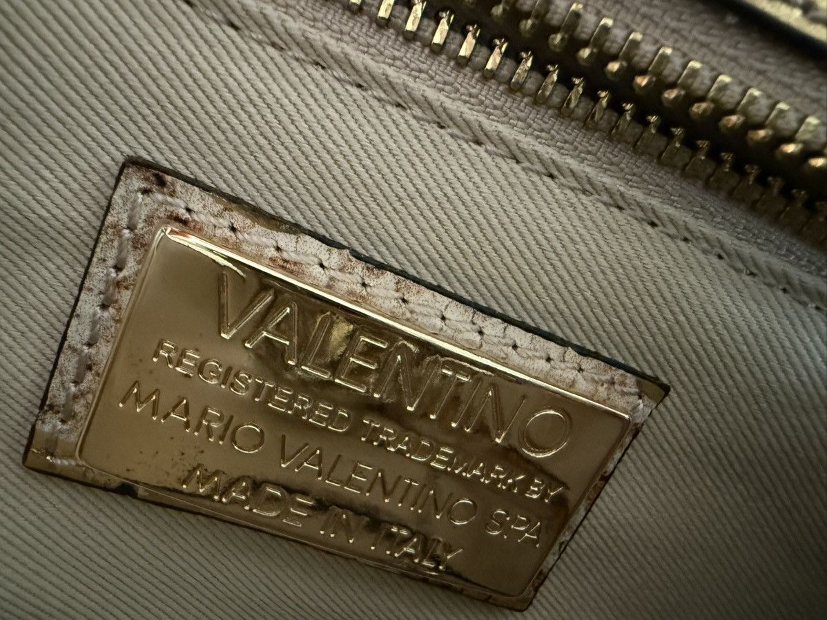 Valentino Valentino stunning clutch . Orig. price $895 Size ONE SIZE - 3 Thumbnail
