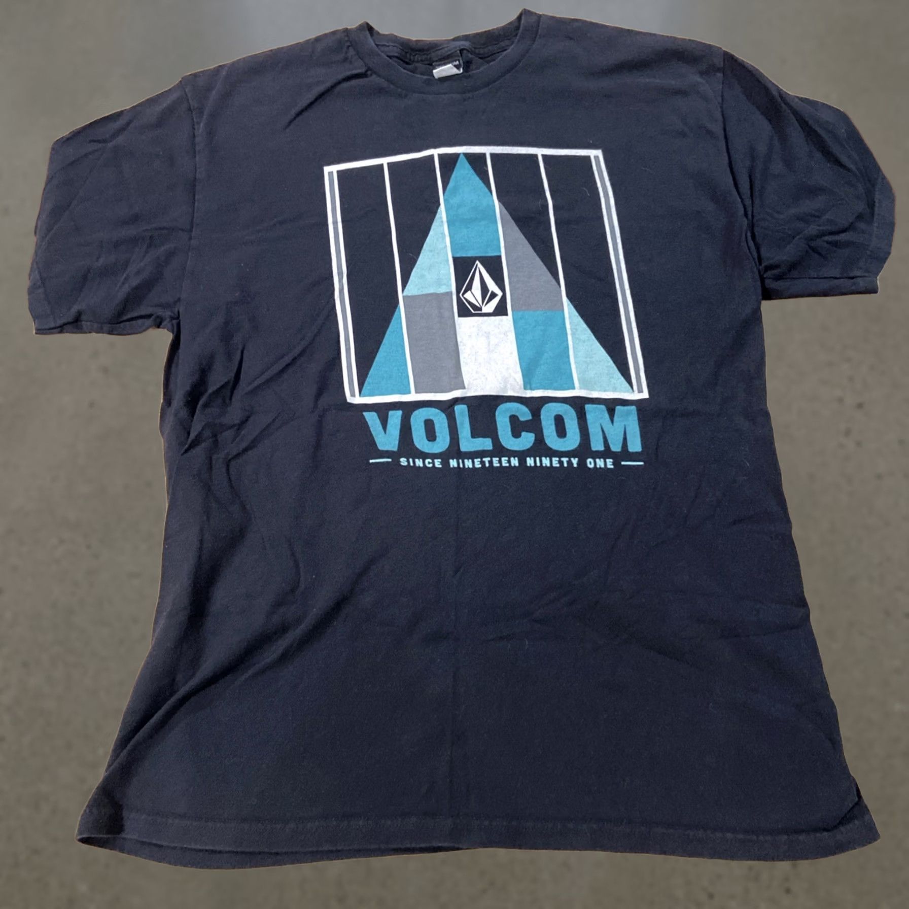 Volcom VINTAGE Volcom T-Shirt Logo Skating Surf Y2K 90s Grunge Retro Black Large Mens Casual Shirt Size US L / EU 52-54 / 3 - 1 Thumbnail