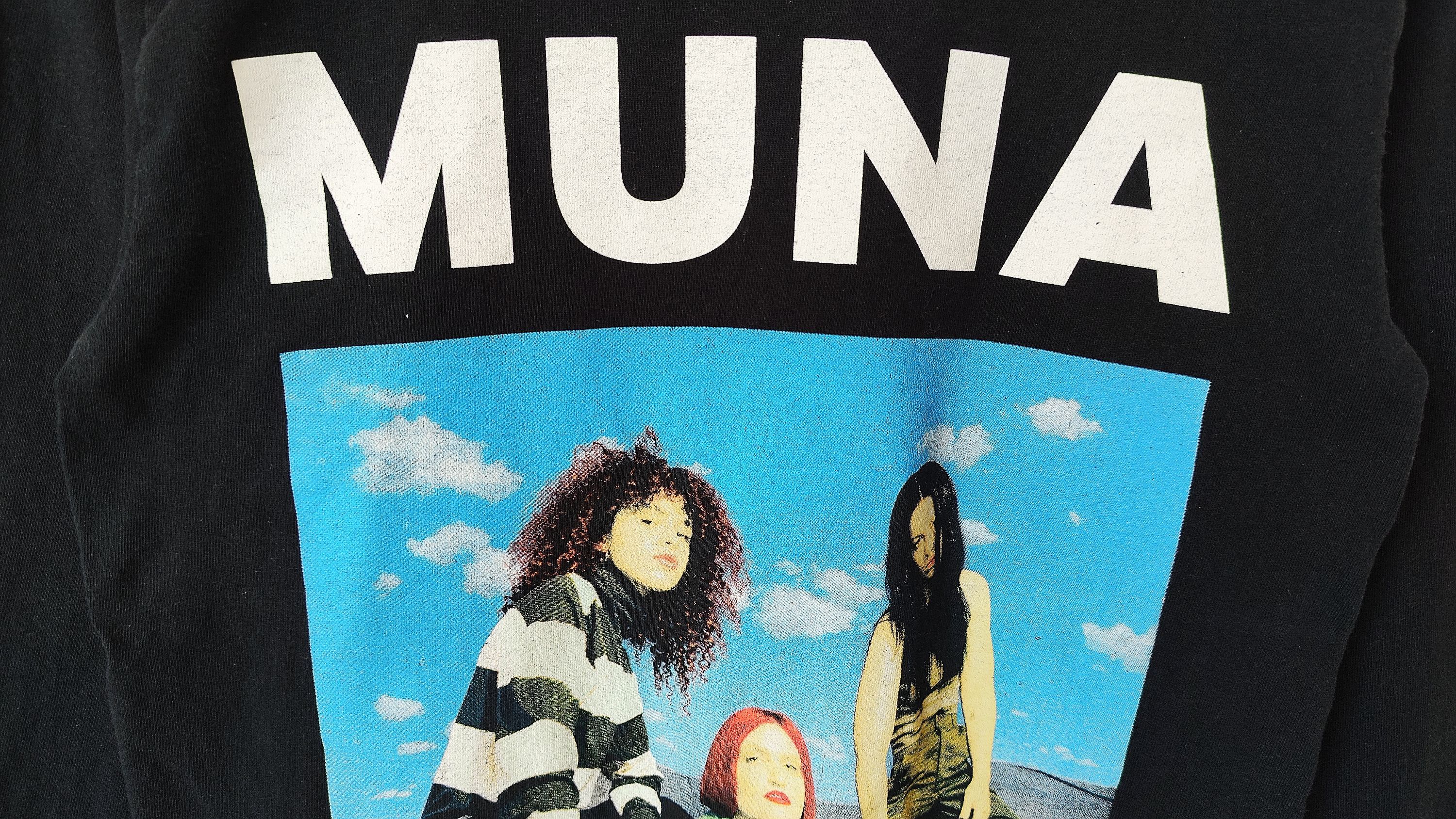 Band Tees × Vintage Muna Saves the World 2019 Promo Longsleeve Katie Gavin Size US S / EU 44-46 / 1 - 3 Thumbnail