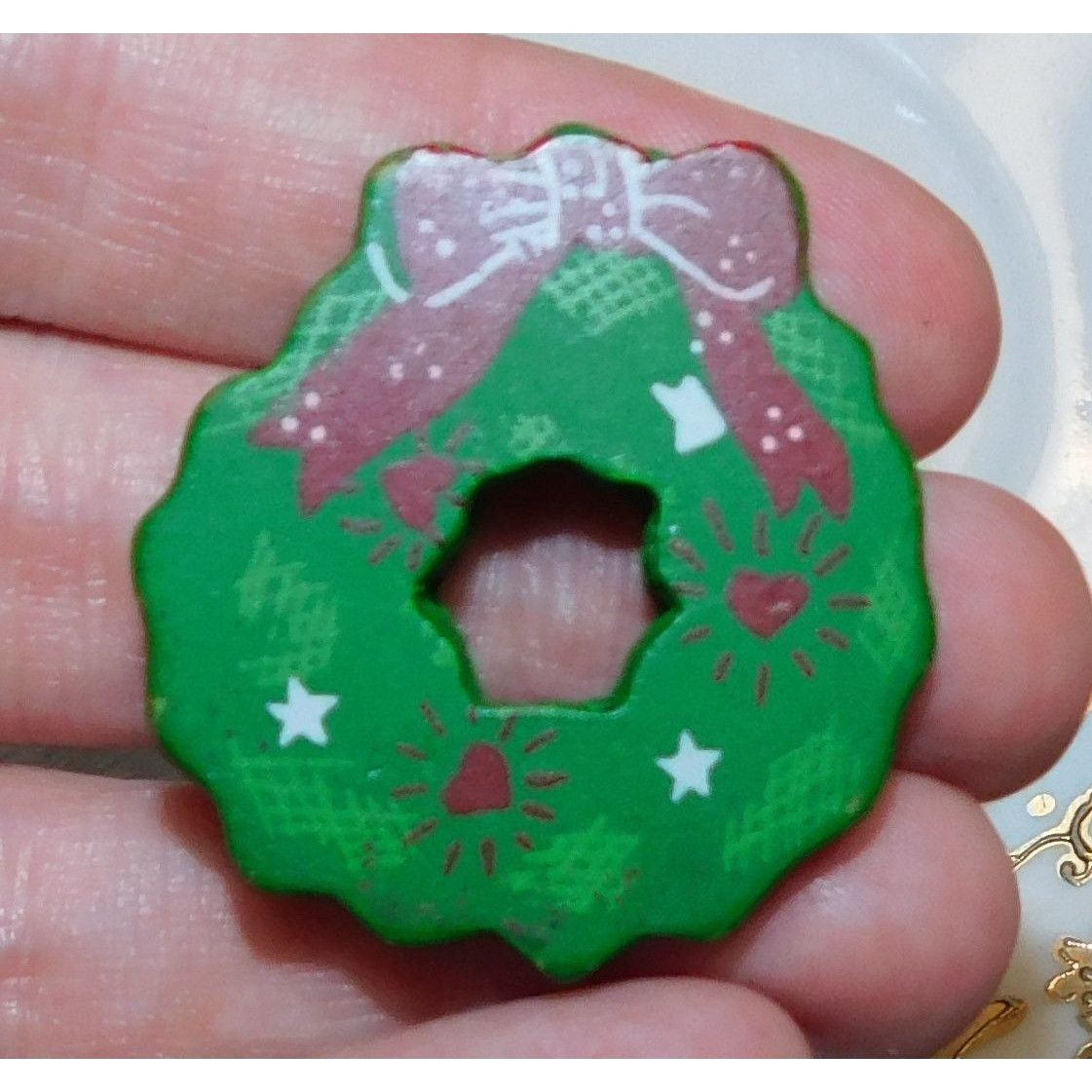 Handmade Hand Painted Wooden Holiday Wreath Brooch Size ONE SIZE - 2 Thumbnail