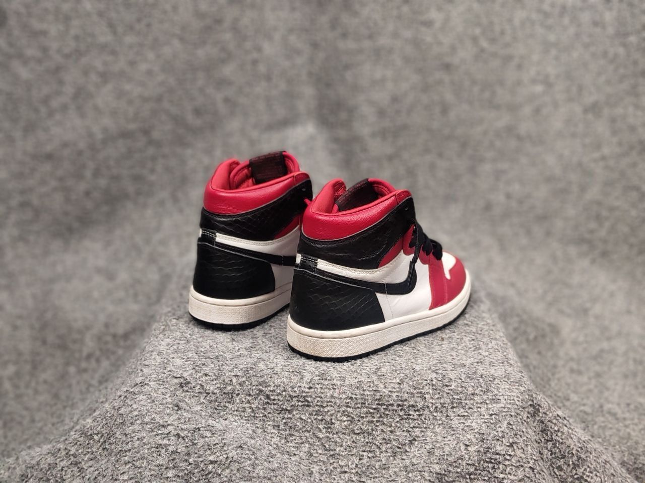 Nike Nike Air Jordan 1 Retro High OG Satin Red Leather sneaker Size US 5.5 / IT 35.5 - 11 Thumbnail