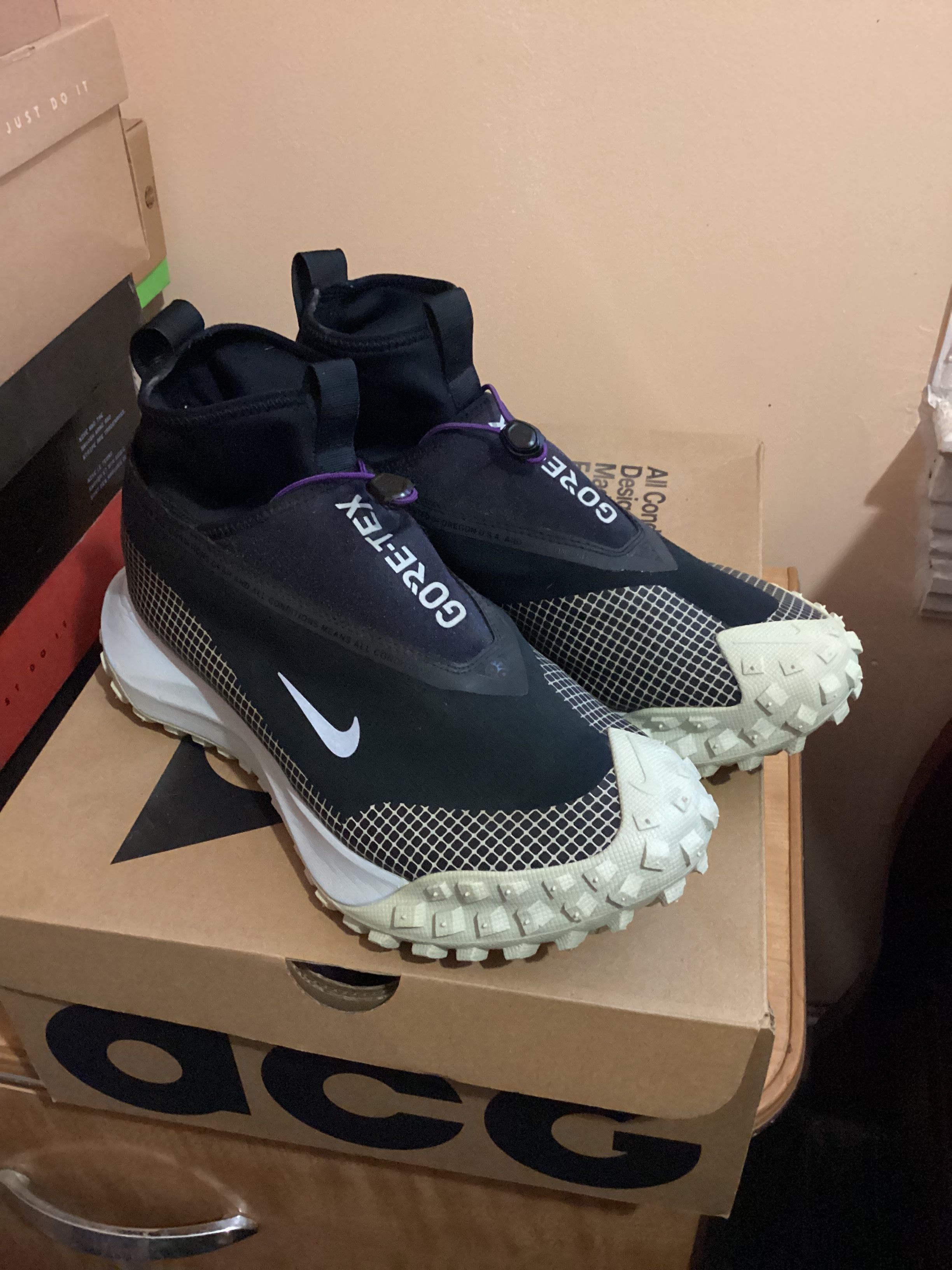 image of Nike Acg Mountain Fly Gore-Tex Shoes in Black, Men's (Size 9)