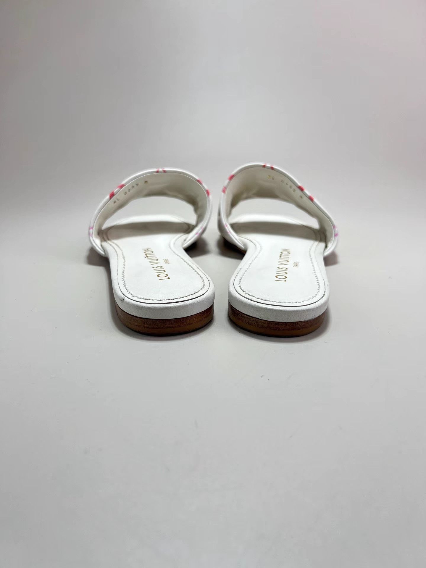Louis Vuitton LOUIS VUITTON LV White & Pink Embossed Slide Sandals Size US 6 / EU 39 - 3 Thumbnail