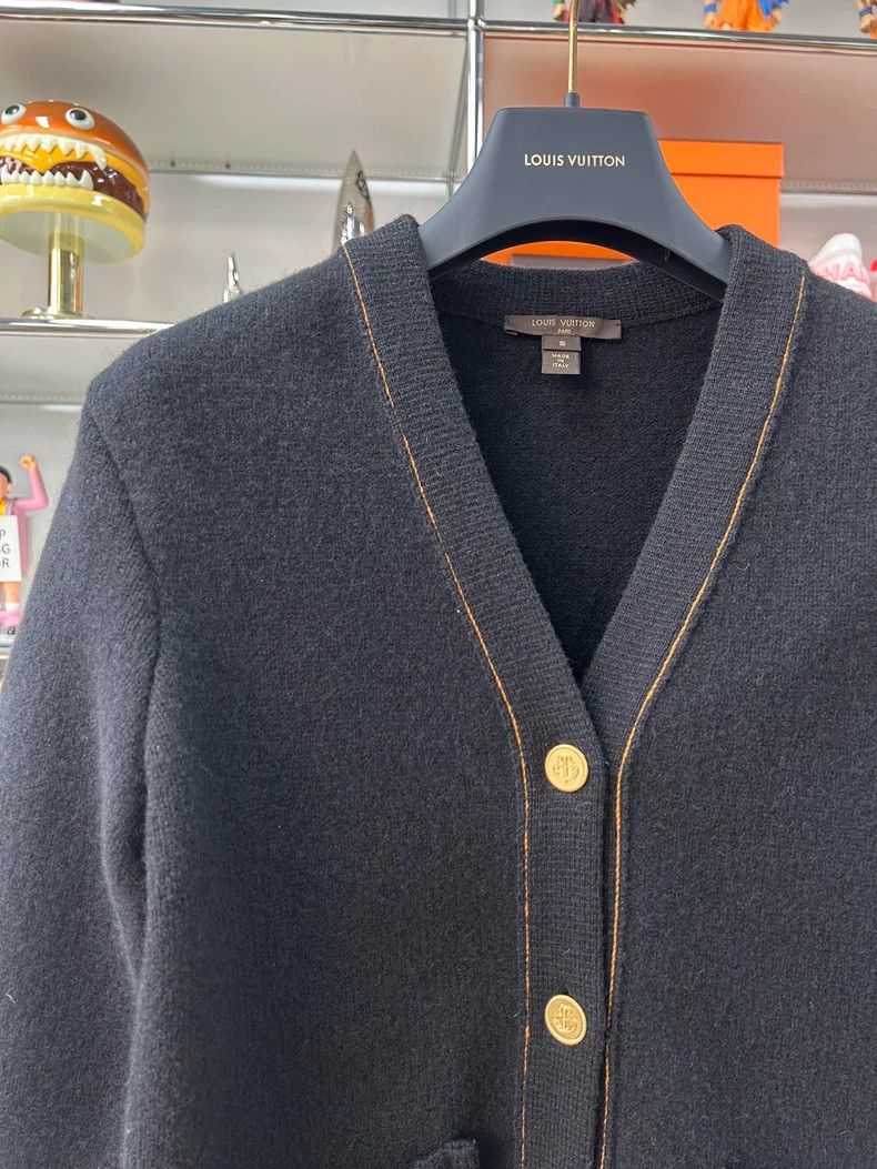 Louis Vuitton Louis Vuitton Black wool and cashmere V-neck knit cardigan Size US S / EU 44-46 / 1 - 3 Thumbnail