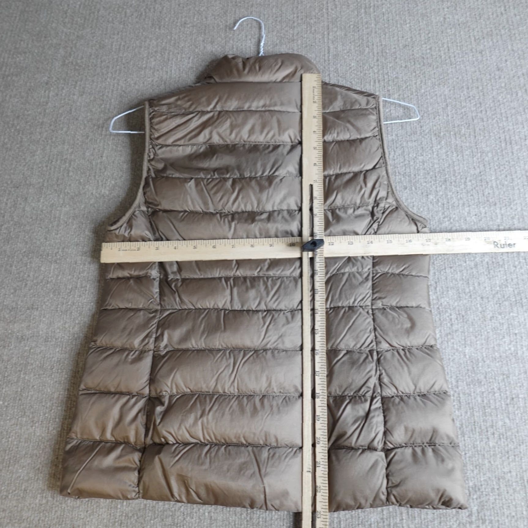 Uniqlo Uniqlo Puffer Vest Women S Beige Down Filled Polyester Short Zip Vest Womens S Beige Down Filled Puffer Jacket 2020s? Size S / US 4 / IT 40 - 4 Thumbnail