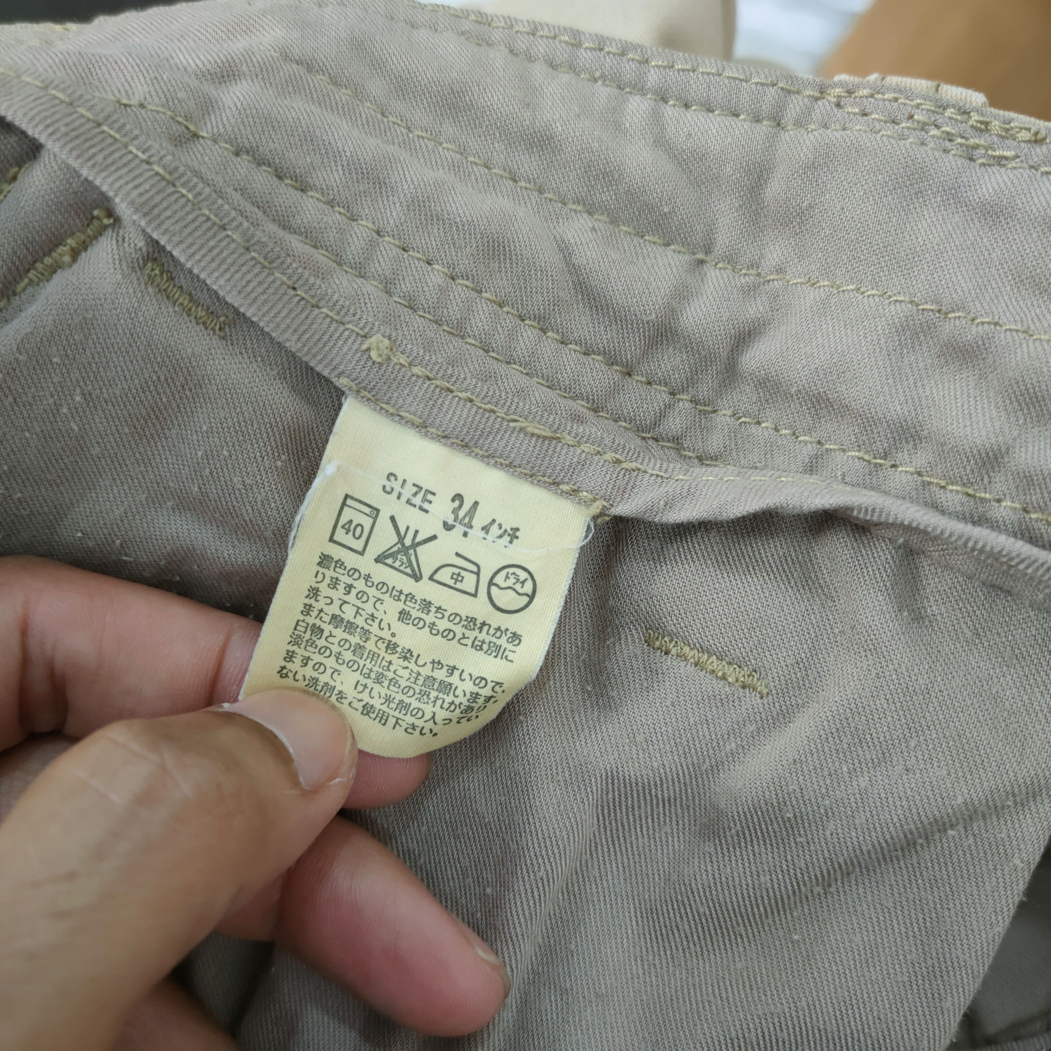 Levi's Vintage Clothing VINTAGE LEVI'S BAGGY CARGO PANTS Size US 35 - 12 Thumbnail