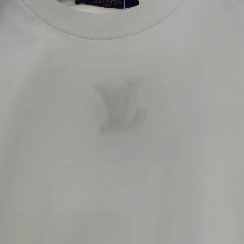 Louis Vuitton Louis Vuitton White embossed logo short sleeve Size US M / EU 48-50 / 2 - 3 Thumbnail