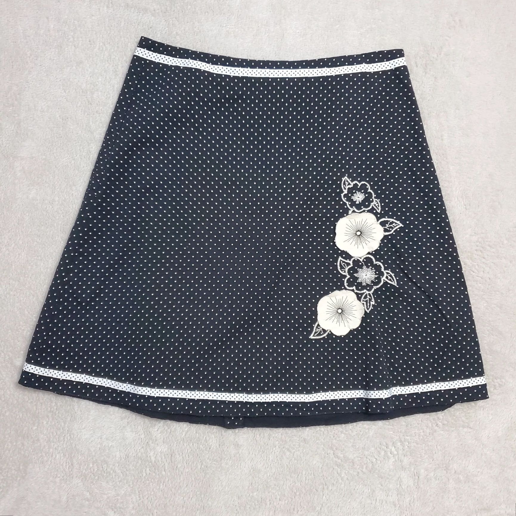 Etro VINTAGE Joe Benbasset Skirt Women A-Line Short 9 Black White Polka Dot Flower Applique Retro Size 30" / US 8 / IT 44 - 2 Thumbnail
