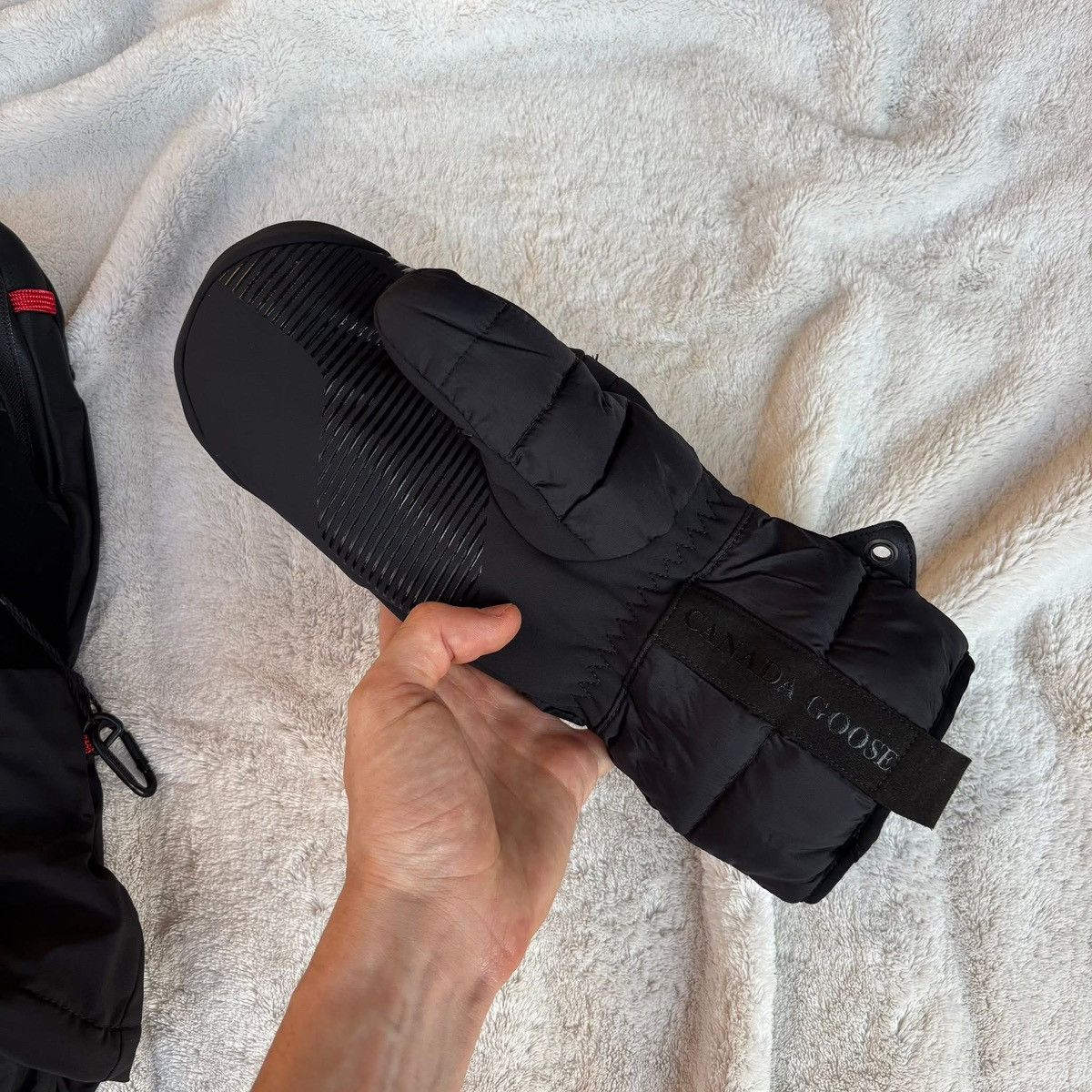 Canada Goose Size S - Canada Goose Classic Badge Black Mittens Size ONE SIZE - 6 Thumbnail