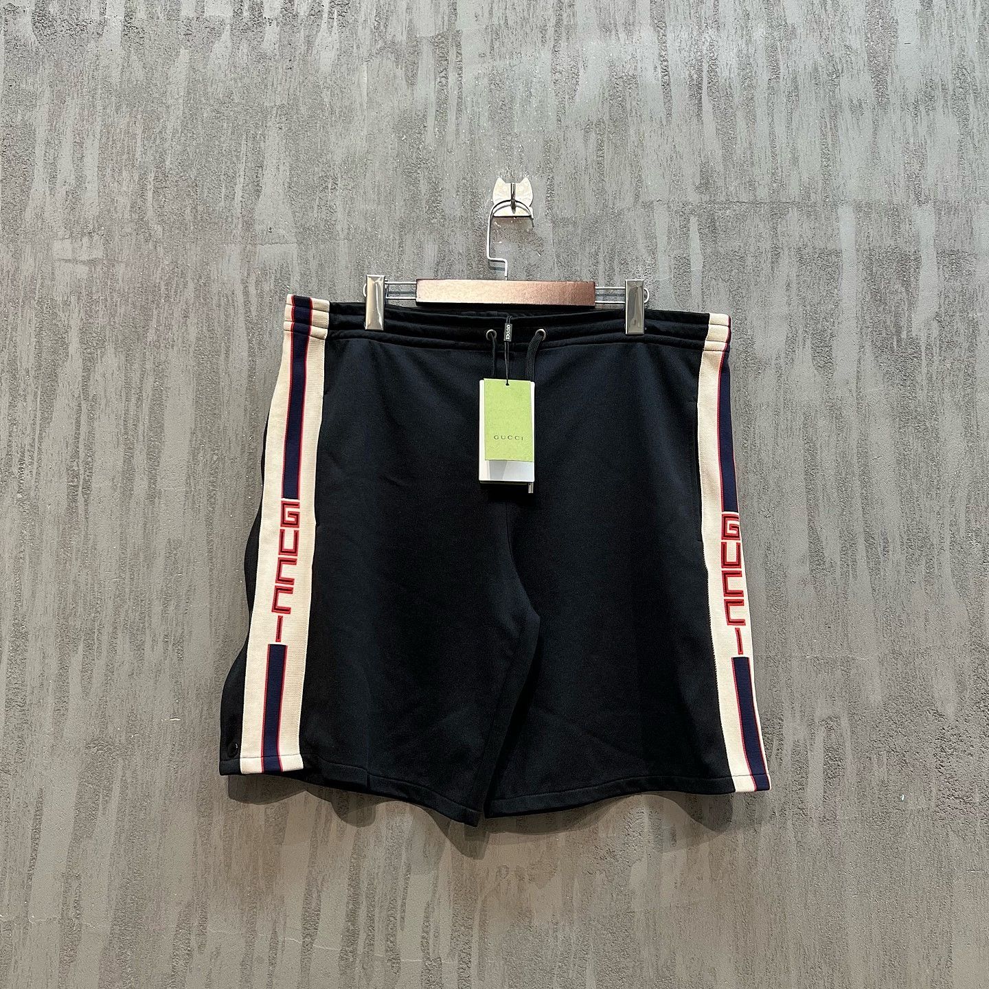 Gucci Gucci Side Stripe Logo Shorts Size L Size US 34 / EU 50 - 1 Thumbnail