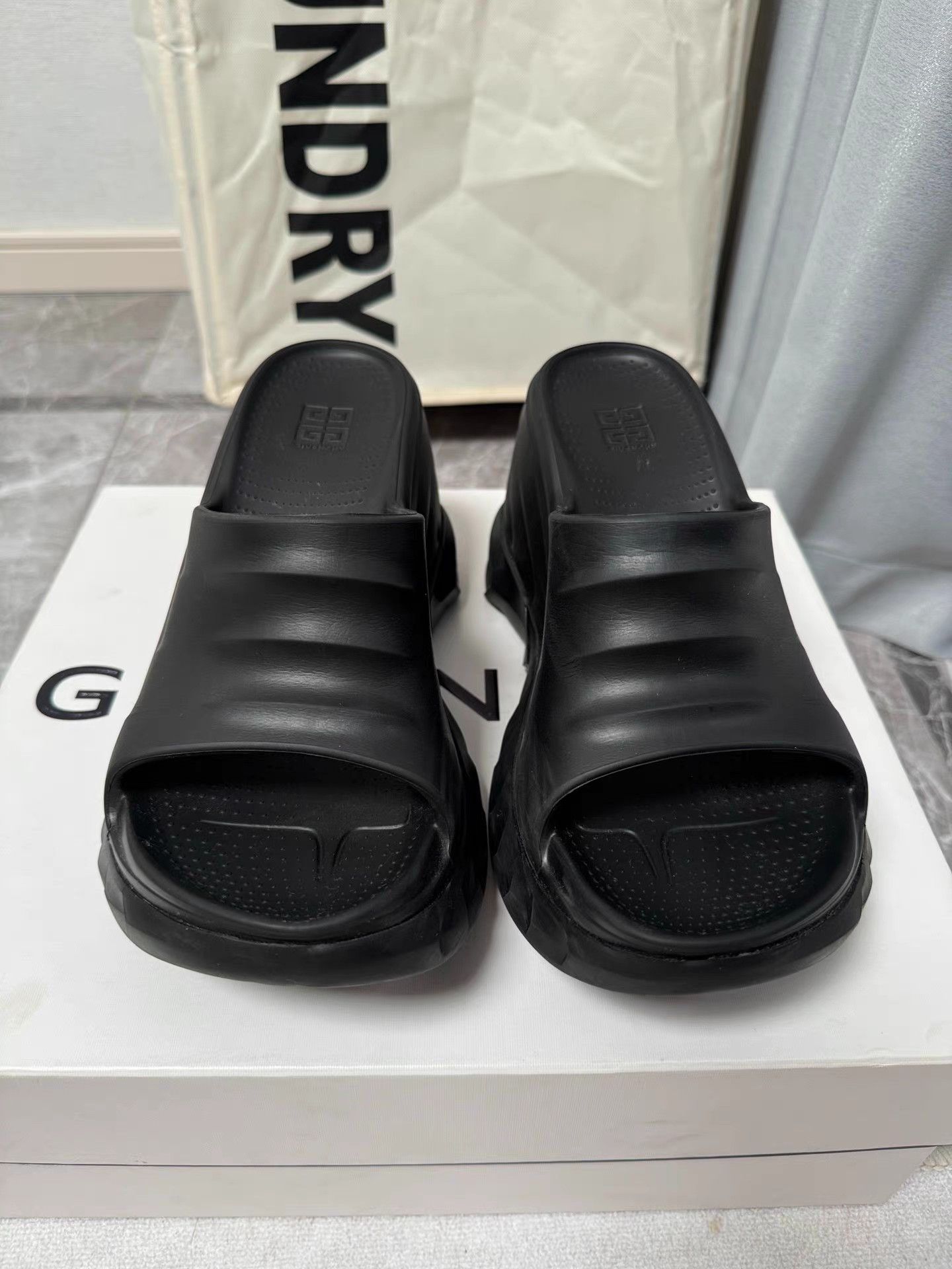 Givenchy Givenchy Marshmallow Slides K6 Size US 9 / IT 39 - 2 Thumbnail