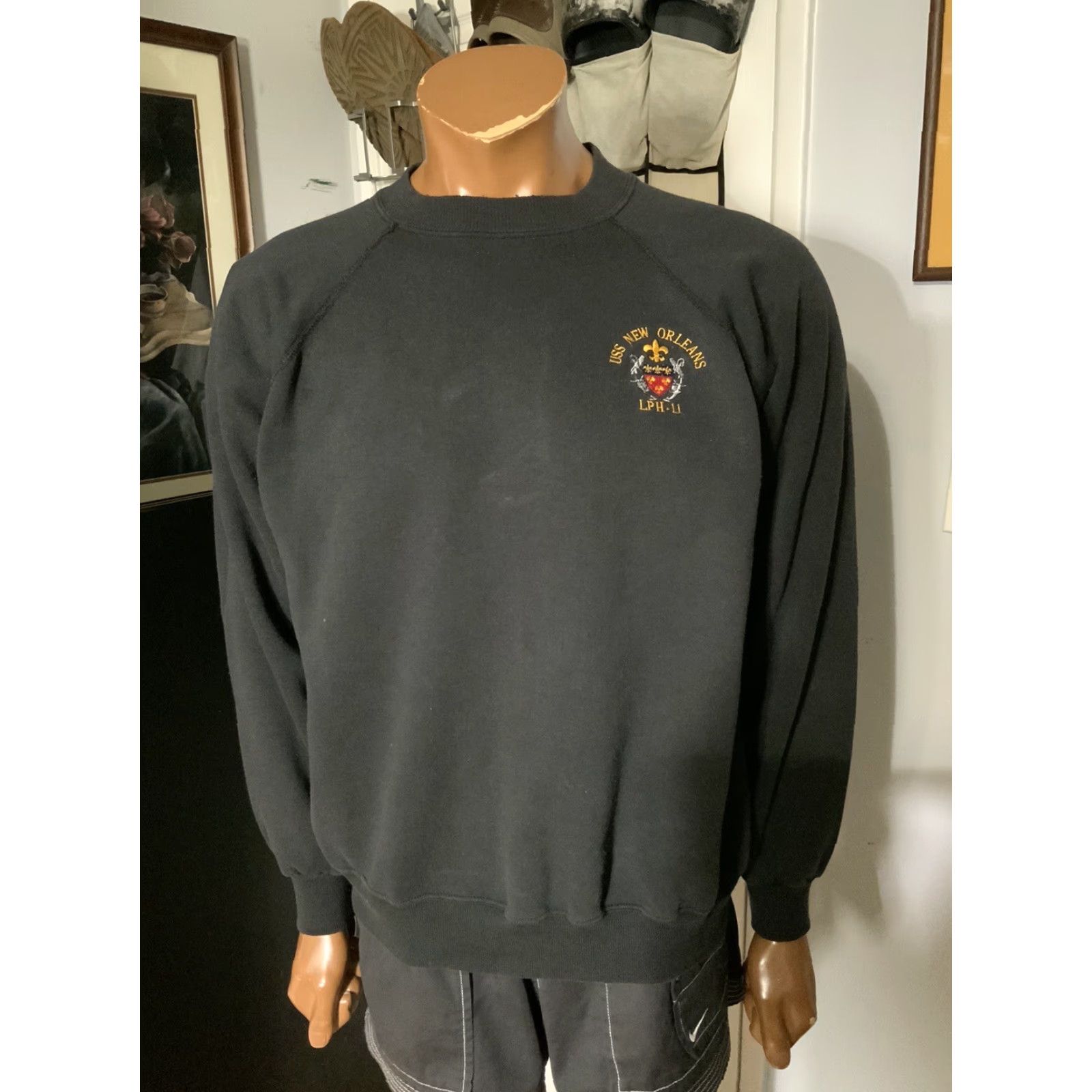 Hanes VINTAGE USS New Orleans LPH-11 USN Iwo Jiwa Fluer De Lis Crewneck Sweatshirt Mens L Black Pullover Sweatshirt Size US L / EU 52-54 / 3 - 7 Thumbnail