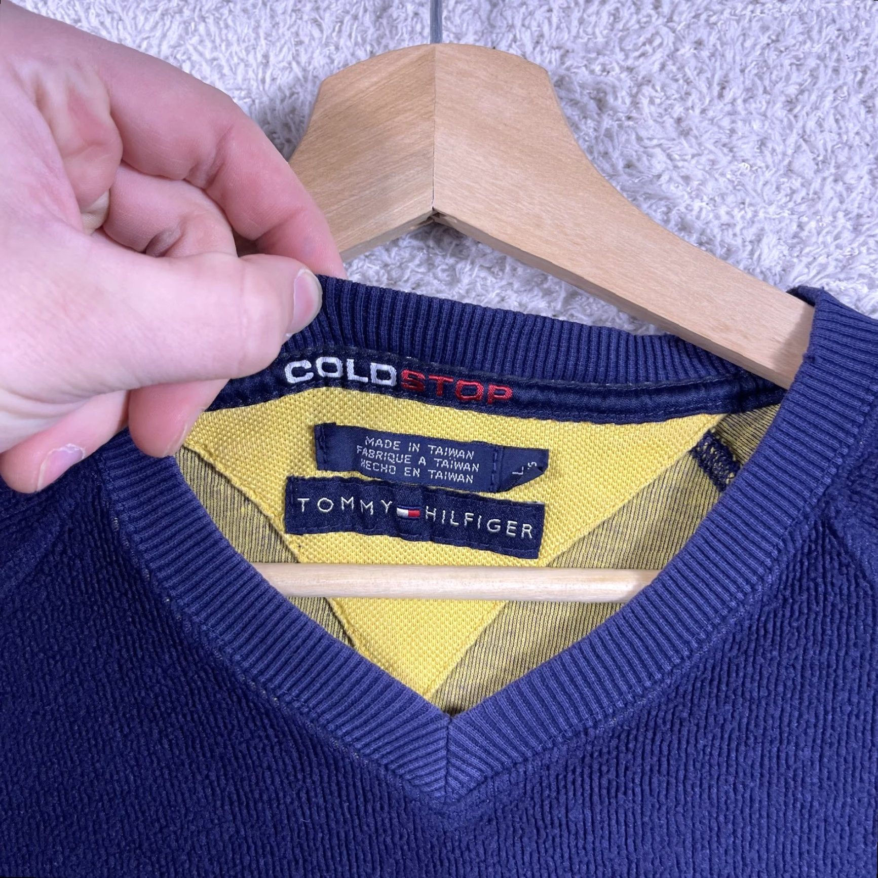 Tommy Hilfiger VINTAGE Tommy Hilfiger Sweater Mens L Striped Yellow Navy V-Neck Knit Pullover 90s Grunge USA Size US L / EU 52-54 / 3 - 3 Thumbnail