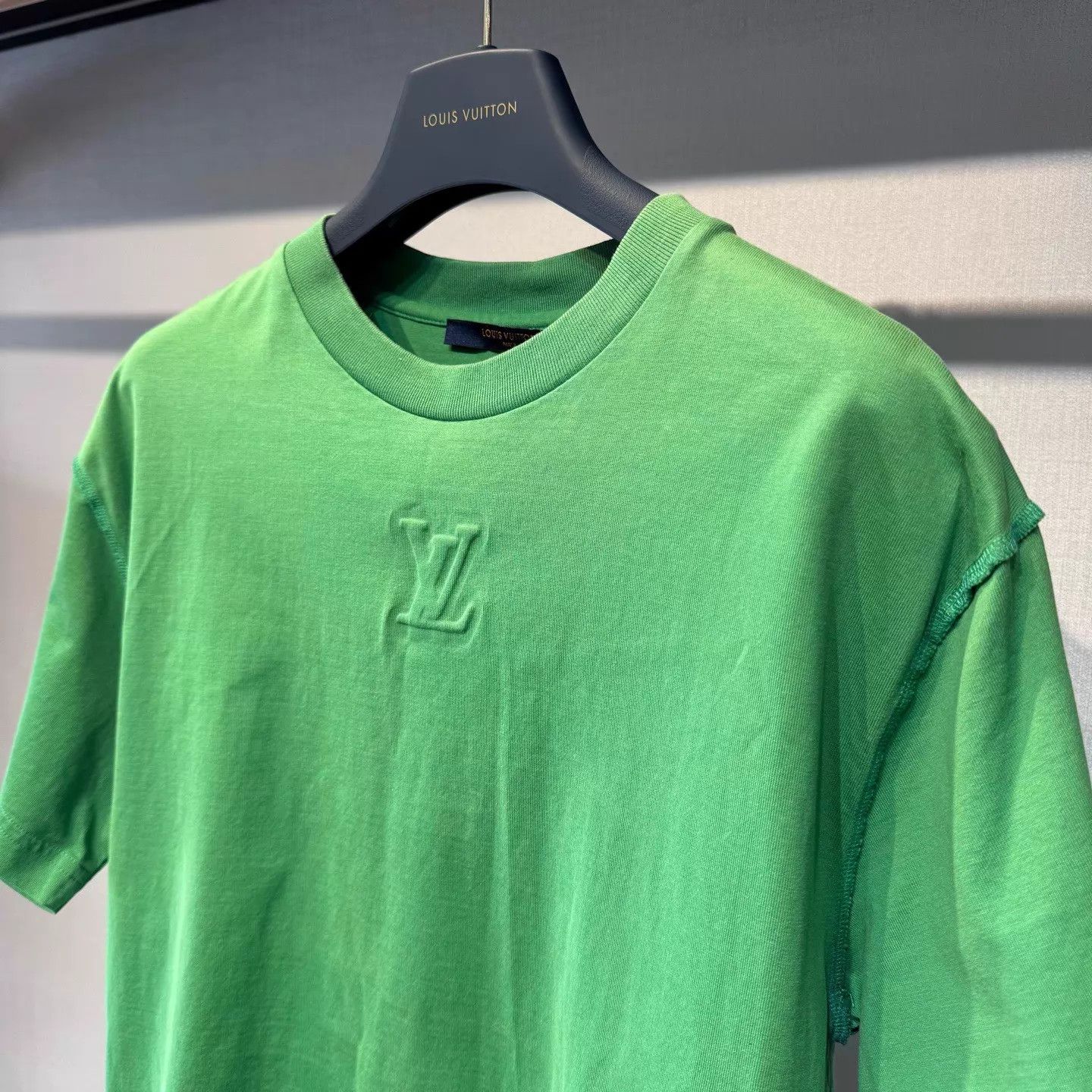 Louis Vuitton Louis Vuitton Green Embossed Logo Short Sleeve L New Size US L / EU 52-54 / 3 - 4 Thumbnail