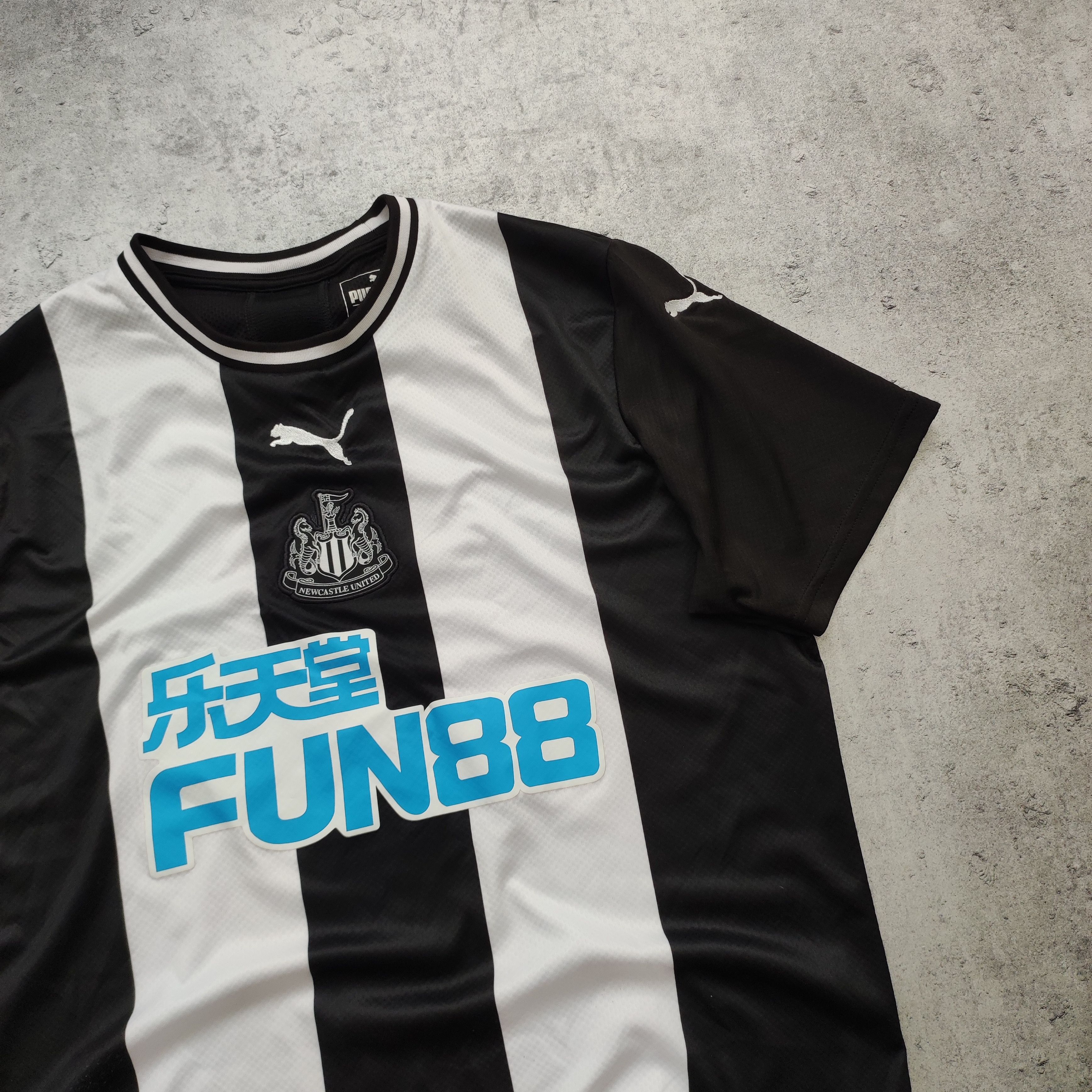 Vintage RARE Newcastle United Puma Football Home 2019 Jersey Size US L / EU 52-54 / 3 - 3 Thumbnail