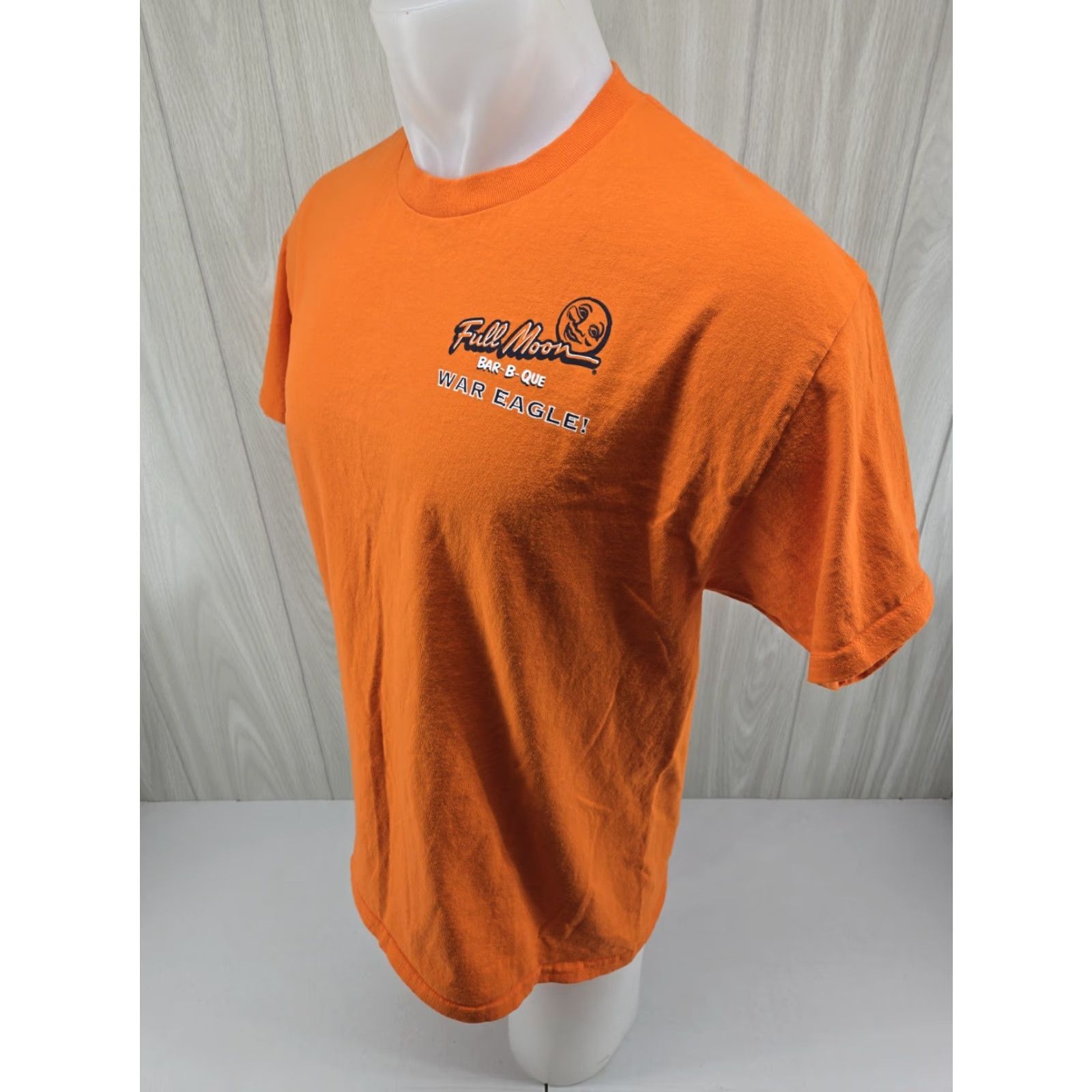 Gildan VINTAGE Full Moon Bar-B-Que Auburn Tigers Mens Large Orange Shirt Mens L Orange Moon Tigers Gildan Crew Neck Short Sleeve Cotton Blend Logo 90s Theme Size US L / EU 52-54 / 3 - 5 Thumbnail