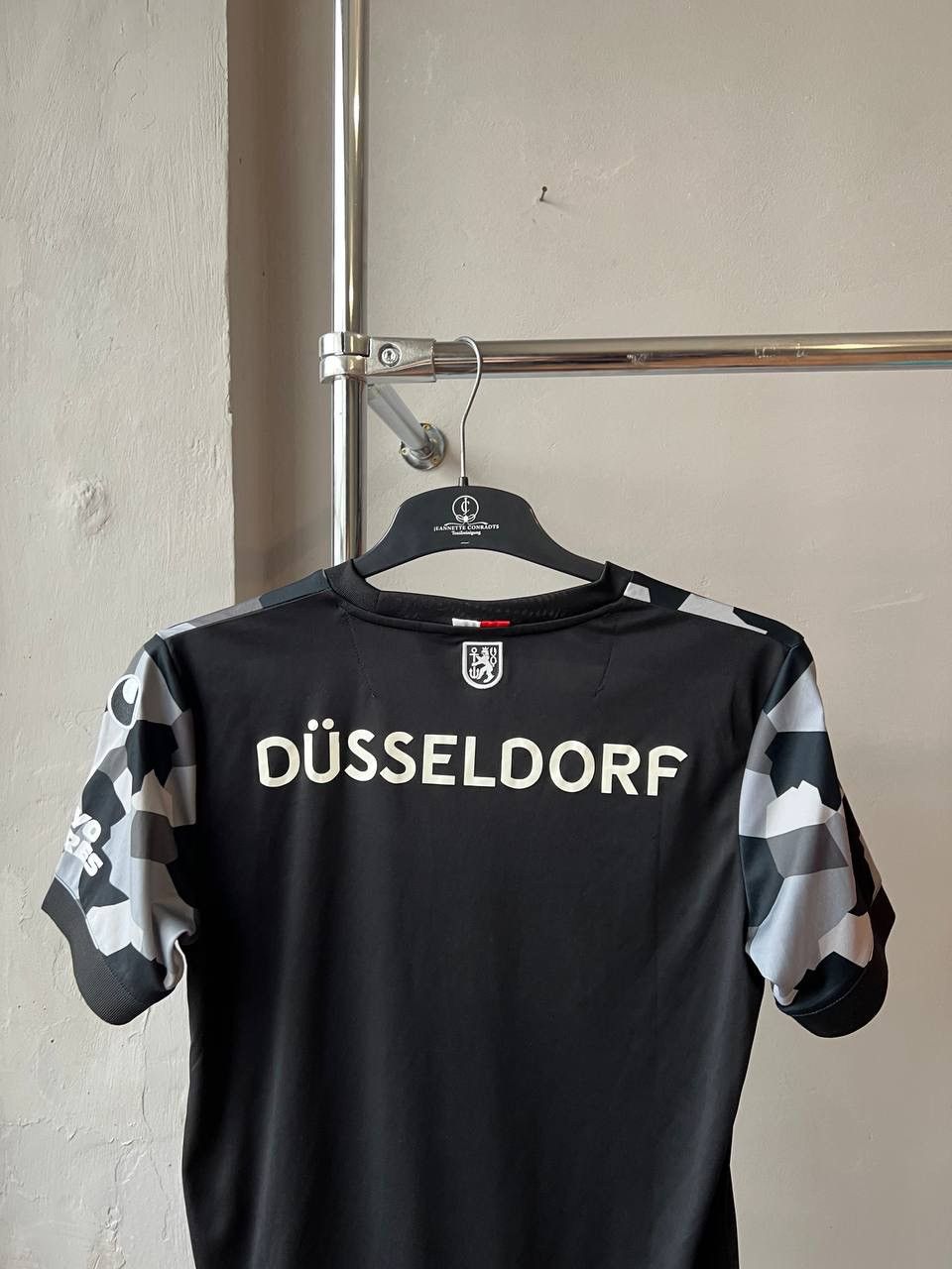 Sports Specialties 2020/21 FORTUNA DUSSELDORF THIRD UHLSPORT SOCCER JERSEY SZ S Size US S / EU 44-46 / 1 - 13 Thumbnail