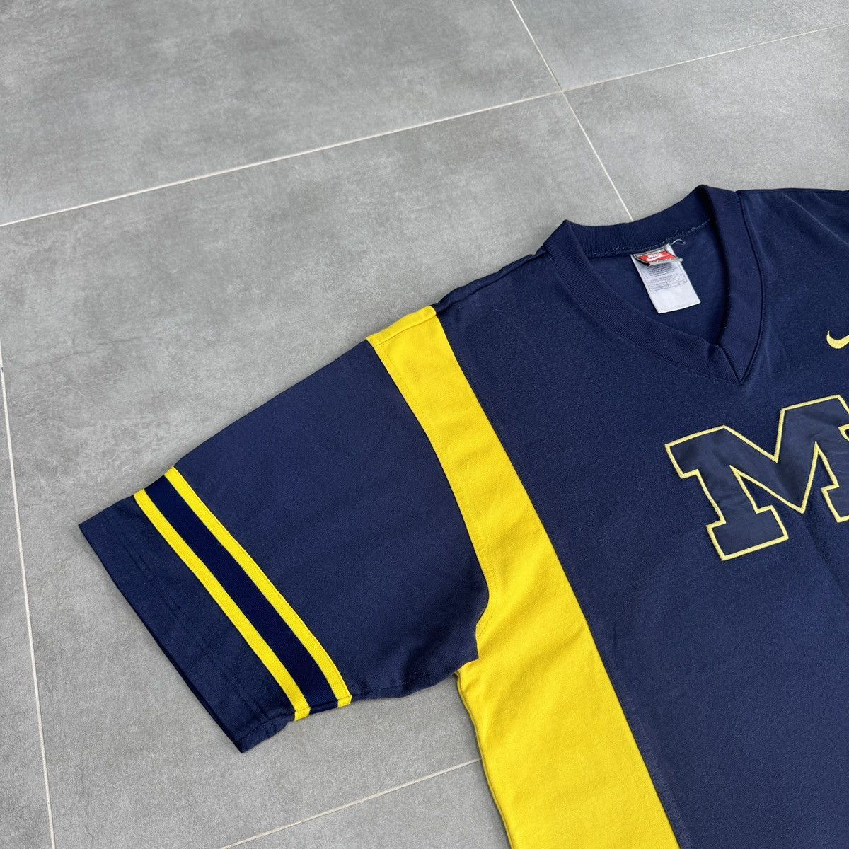 Vintage Vintage Nike Michigan Wolverines NCAA Football Y2K Shirt Size US L / EU 52-54 / 3 - 2 Thumbnail