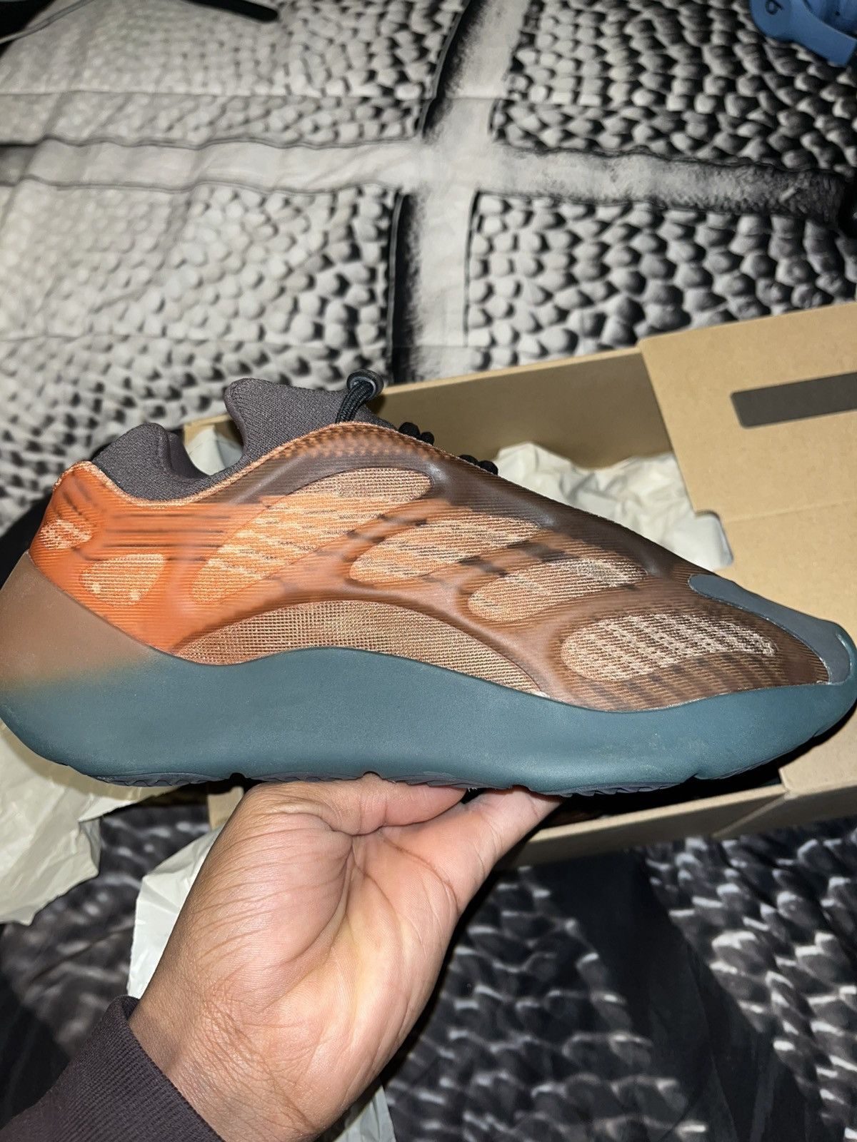 Kanye West × Yeezy YZY 700 v3 Copper Fade Size US 9 / EU 42 - 7 Thumbnail