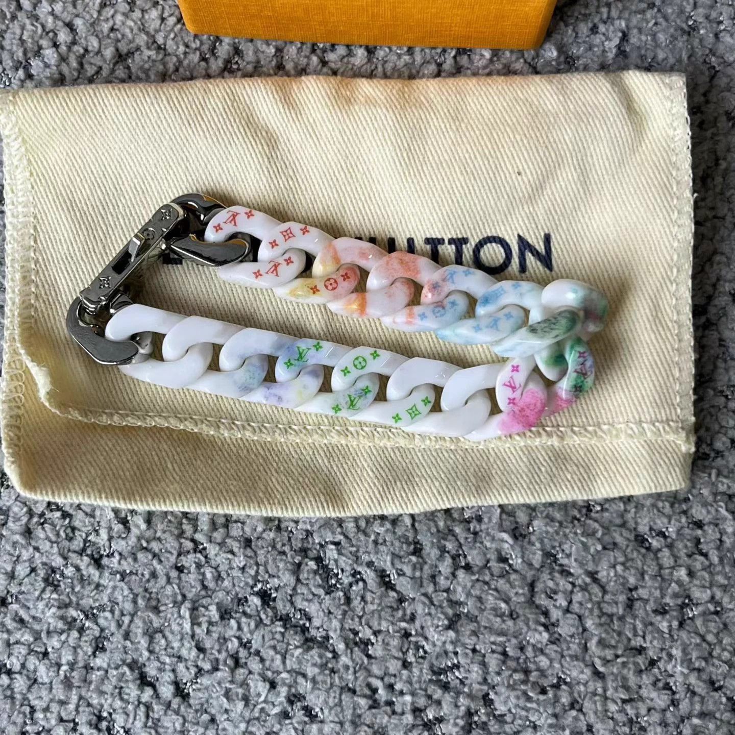 Louis Vuitton LV Cloud White Limited White Ceramic Bracelet L Size ONE SIZE - 2 Thumbnail