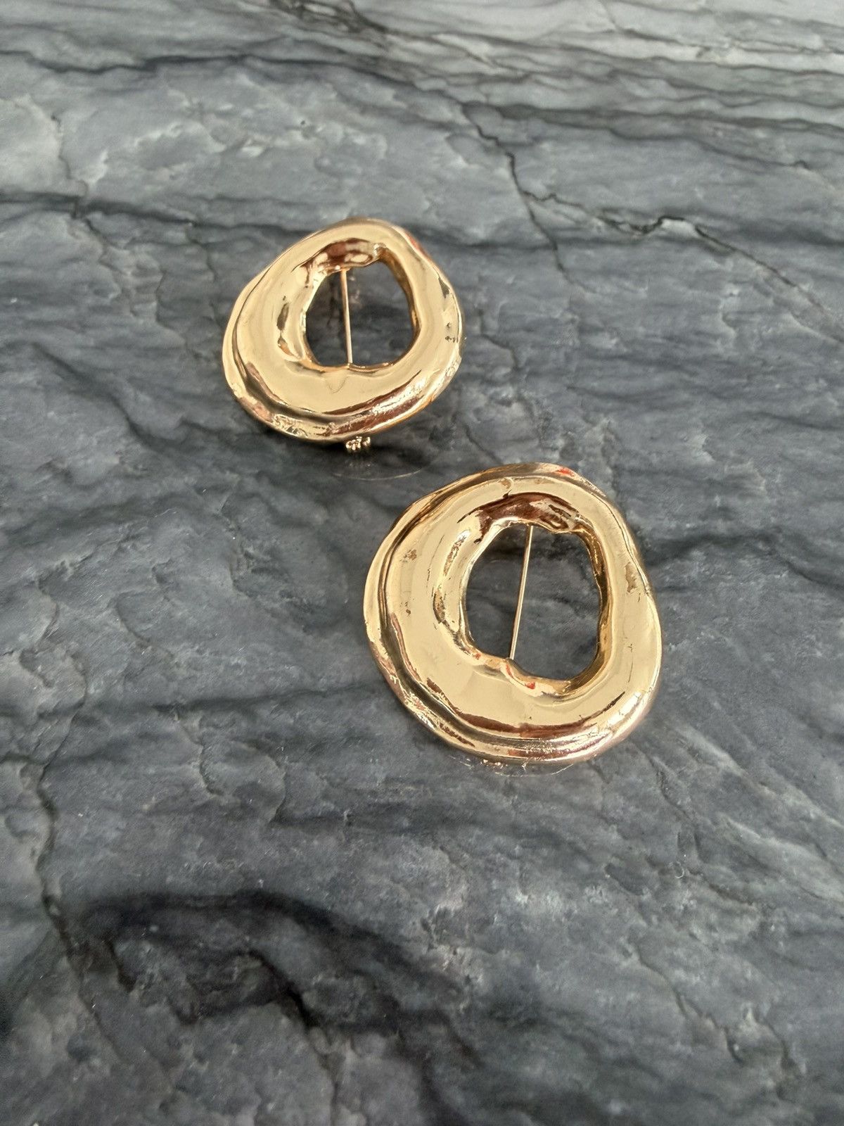 Other Two Gold round brooch lapel pin Size ONE SIZE - 1 Thumbnail