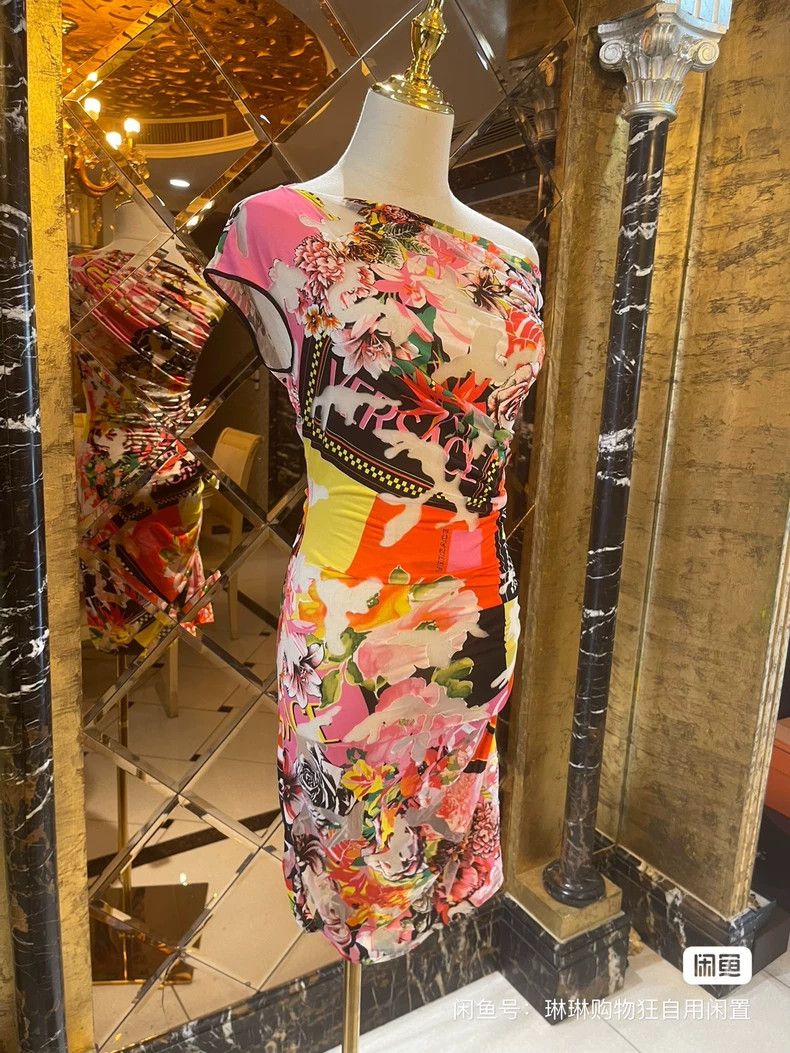 Versace Versace Mesh logo three-dimensional pleated dress Size M / US 6-8 / IT 42-44 - 4 Thumbnail